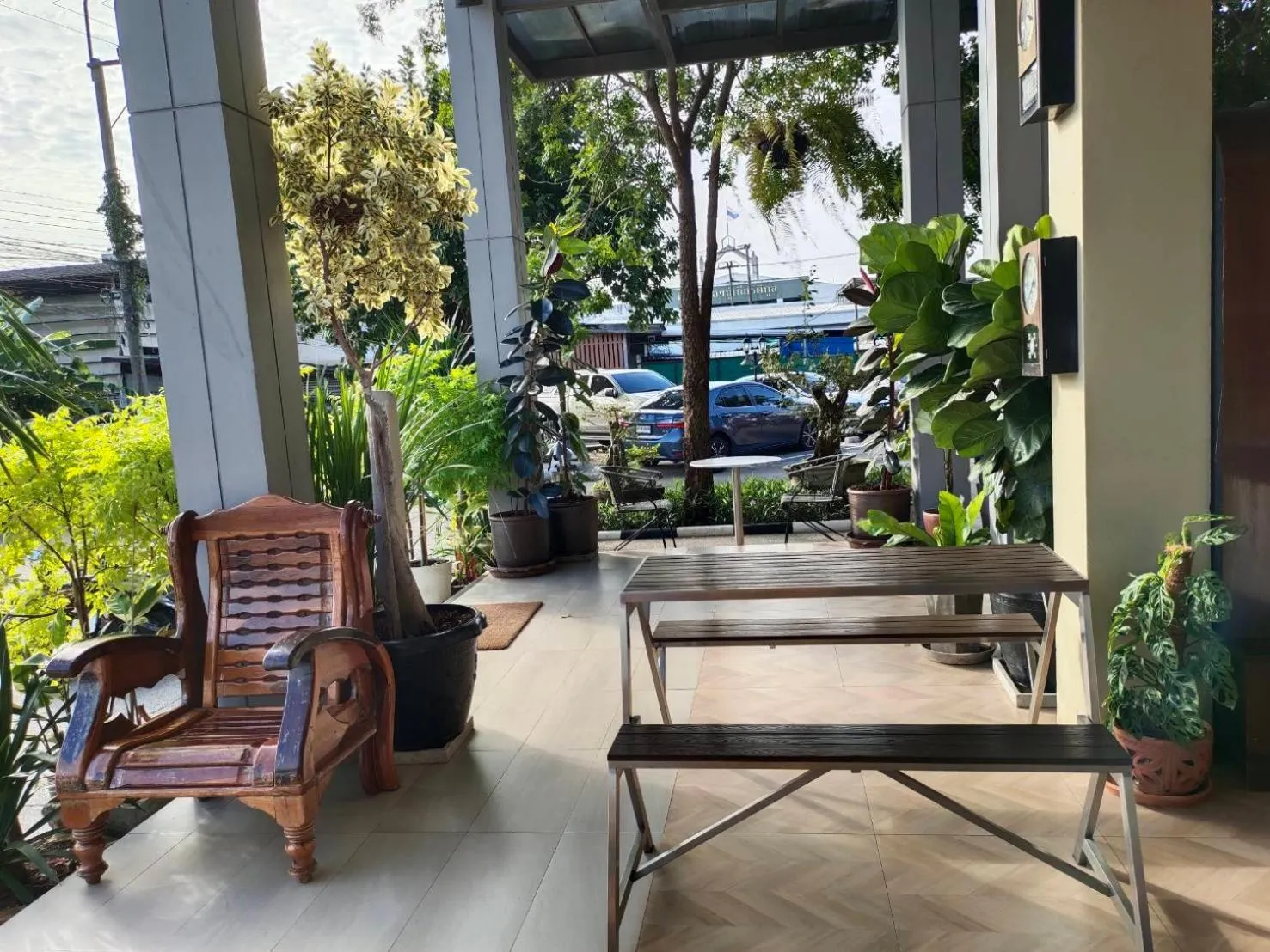 Seating area in Qoo Hotel