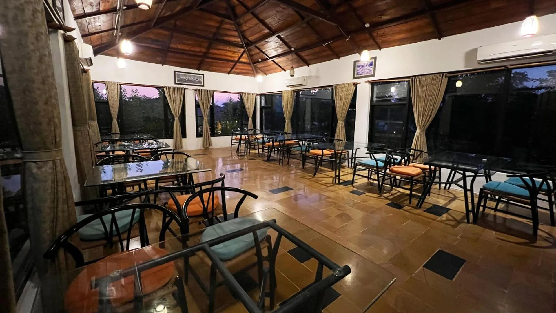 Restaurant/places to eat in La Kamp Resort