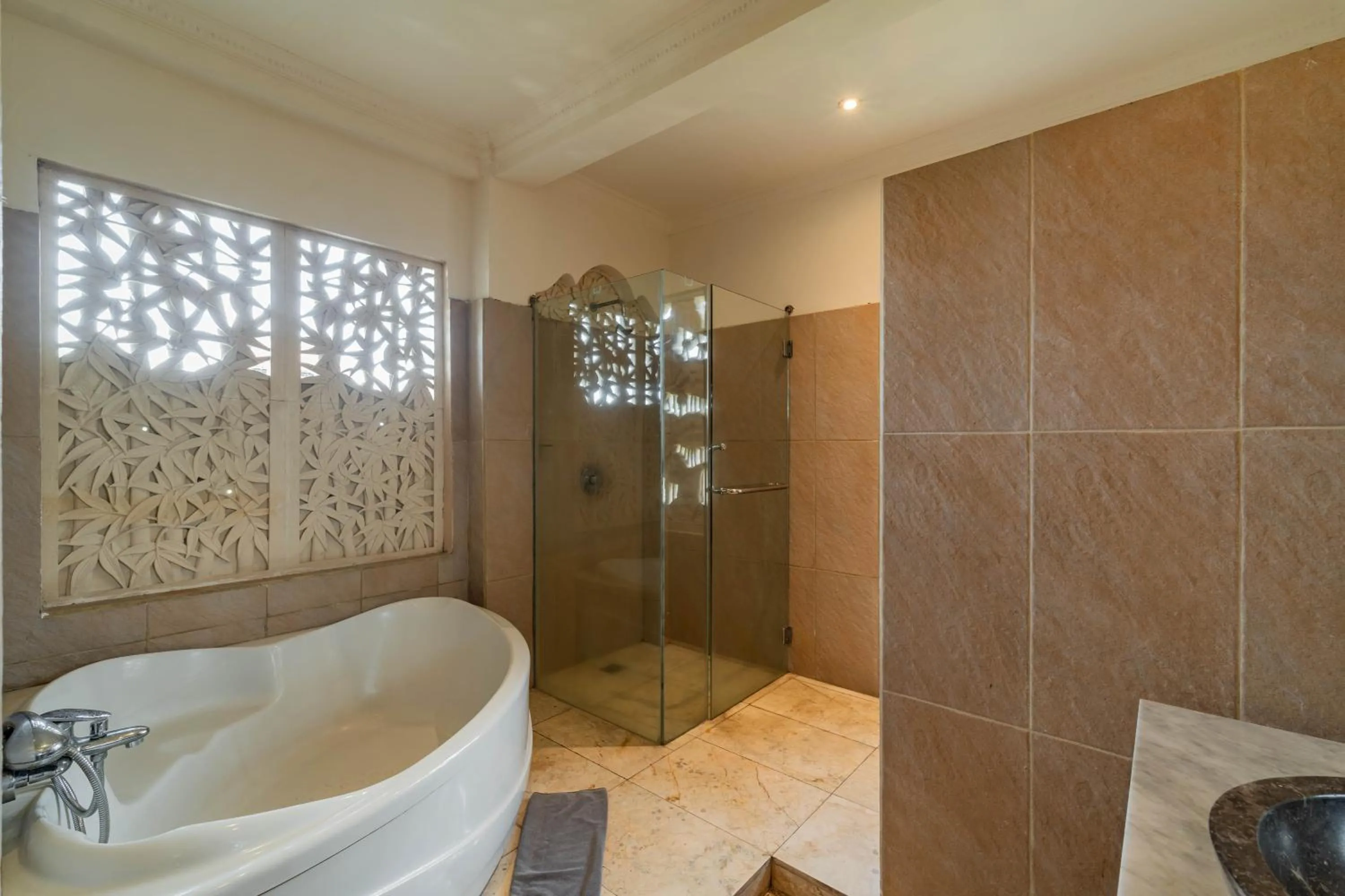 Shower in Honeymoon Guesthouse