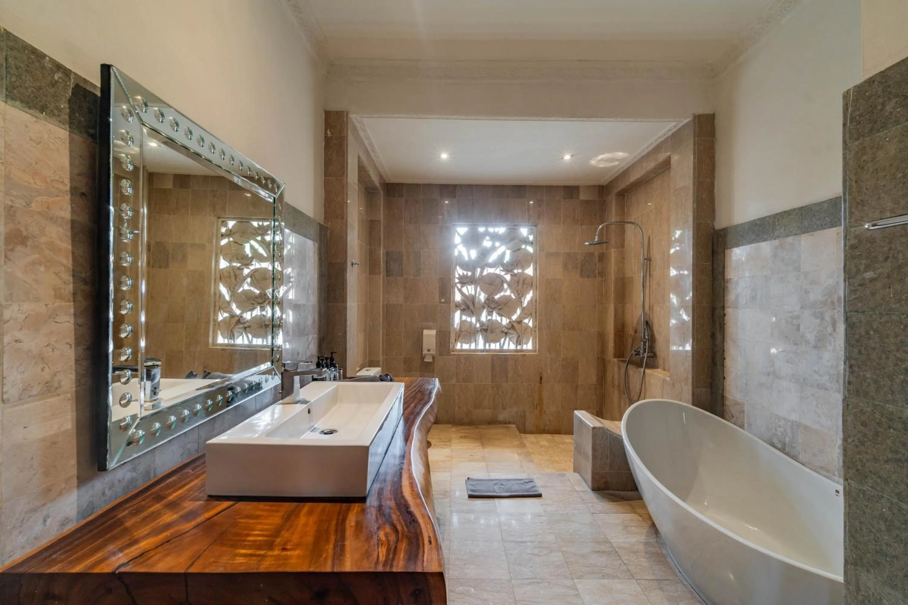 Shower in Honeymoon Guesthouse