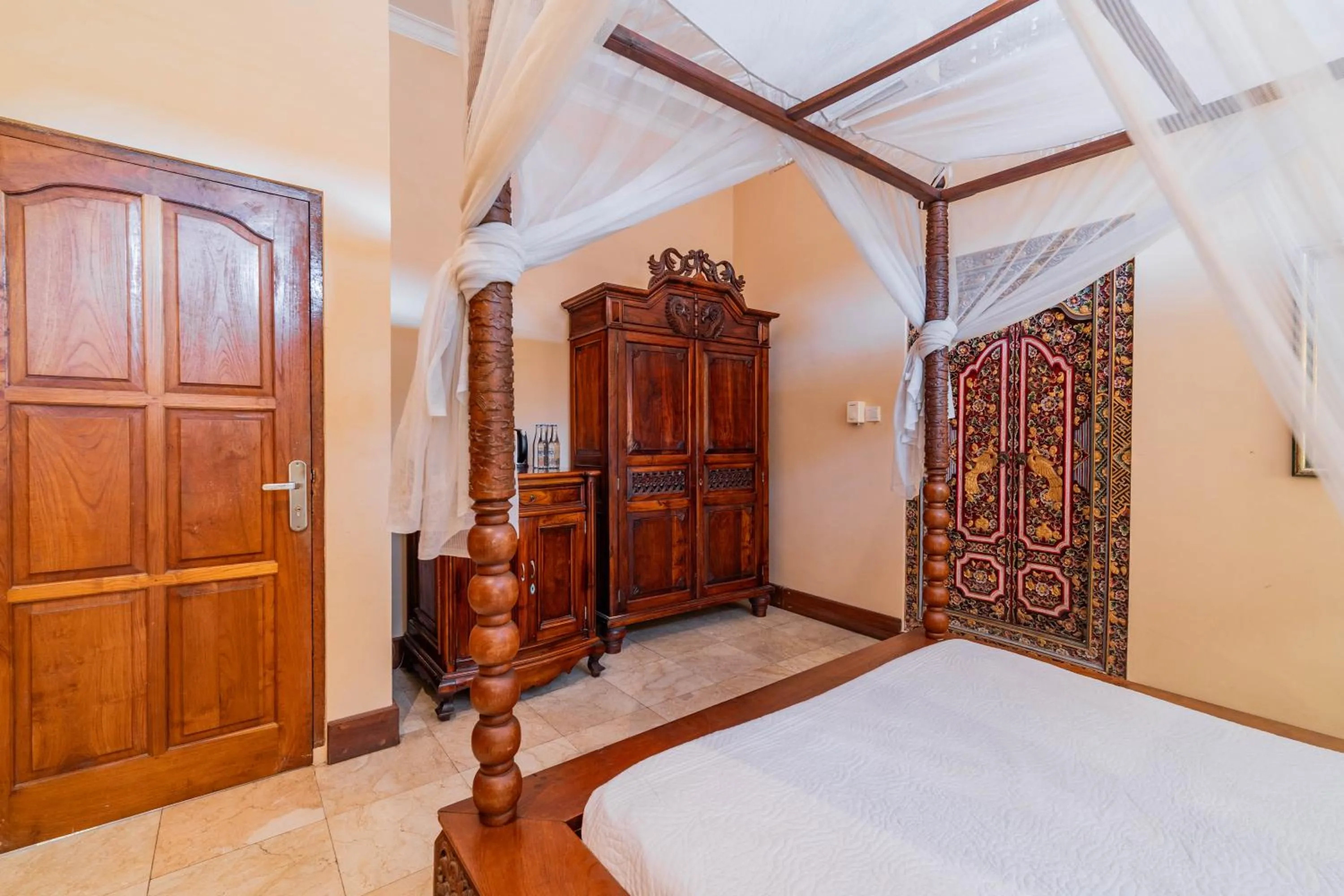 Photo of the whole room, Bed in Honeymoon Guesthouse