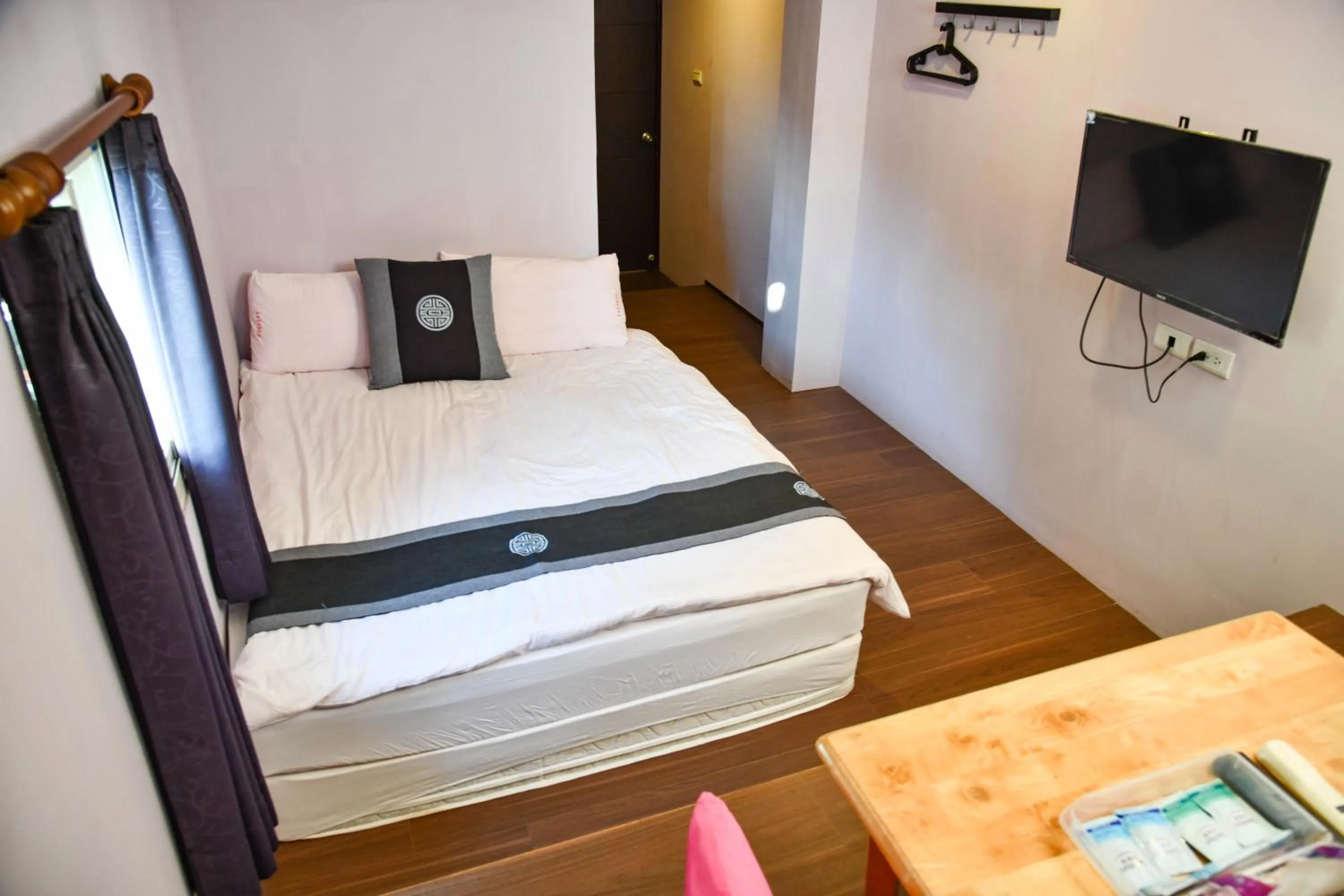 Bedroom, Bed in Way Young House