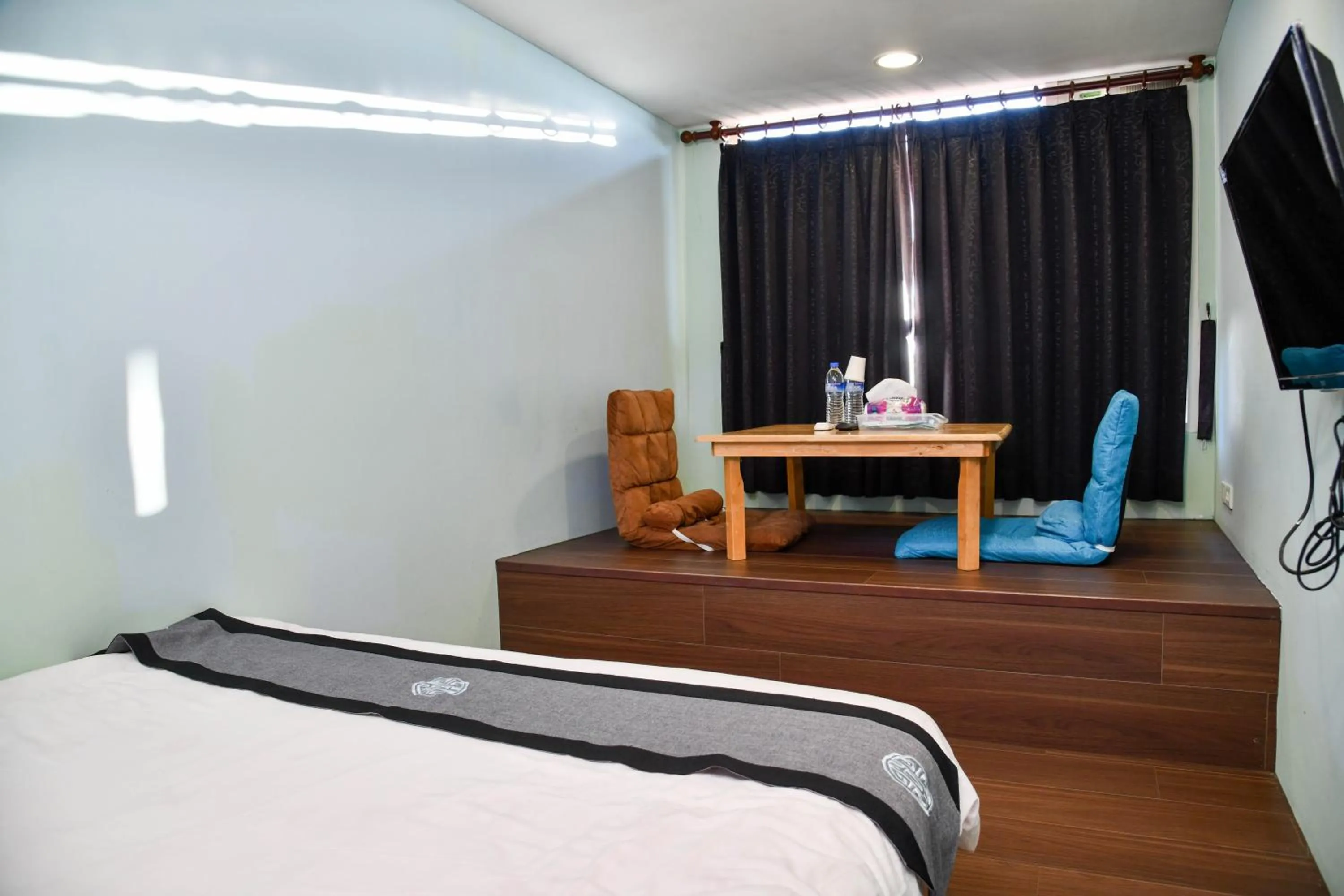 Seating area, Bed in Way Young House