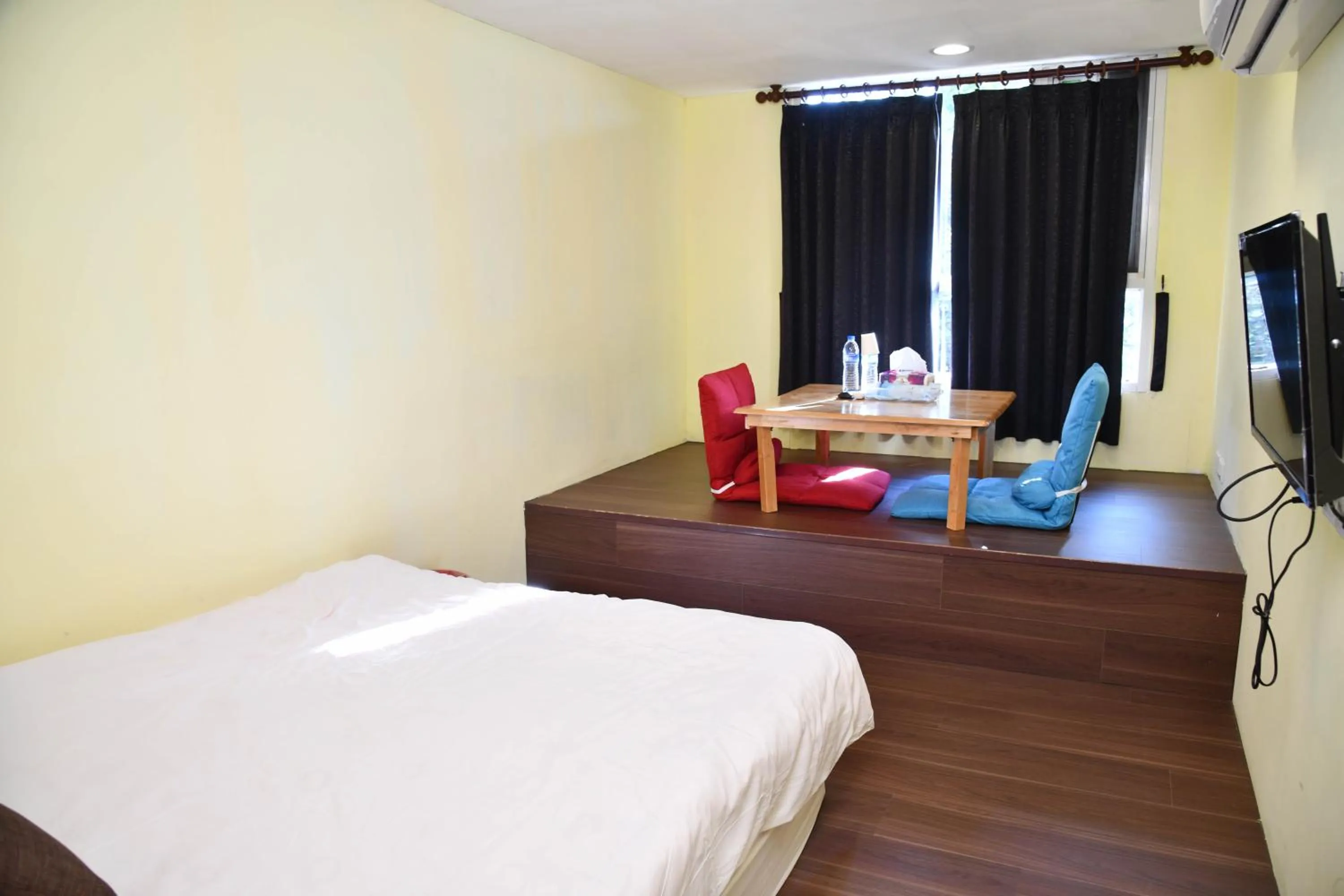 Bedroom, Bed in Way Young House