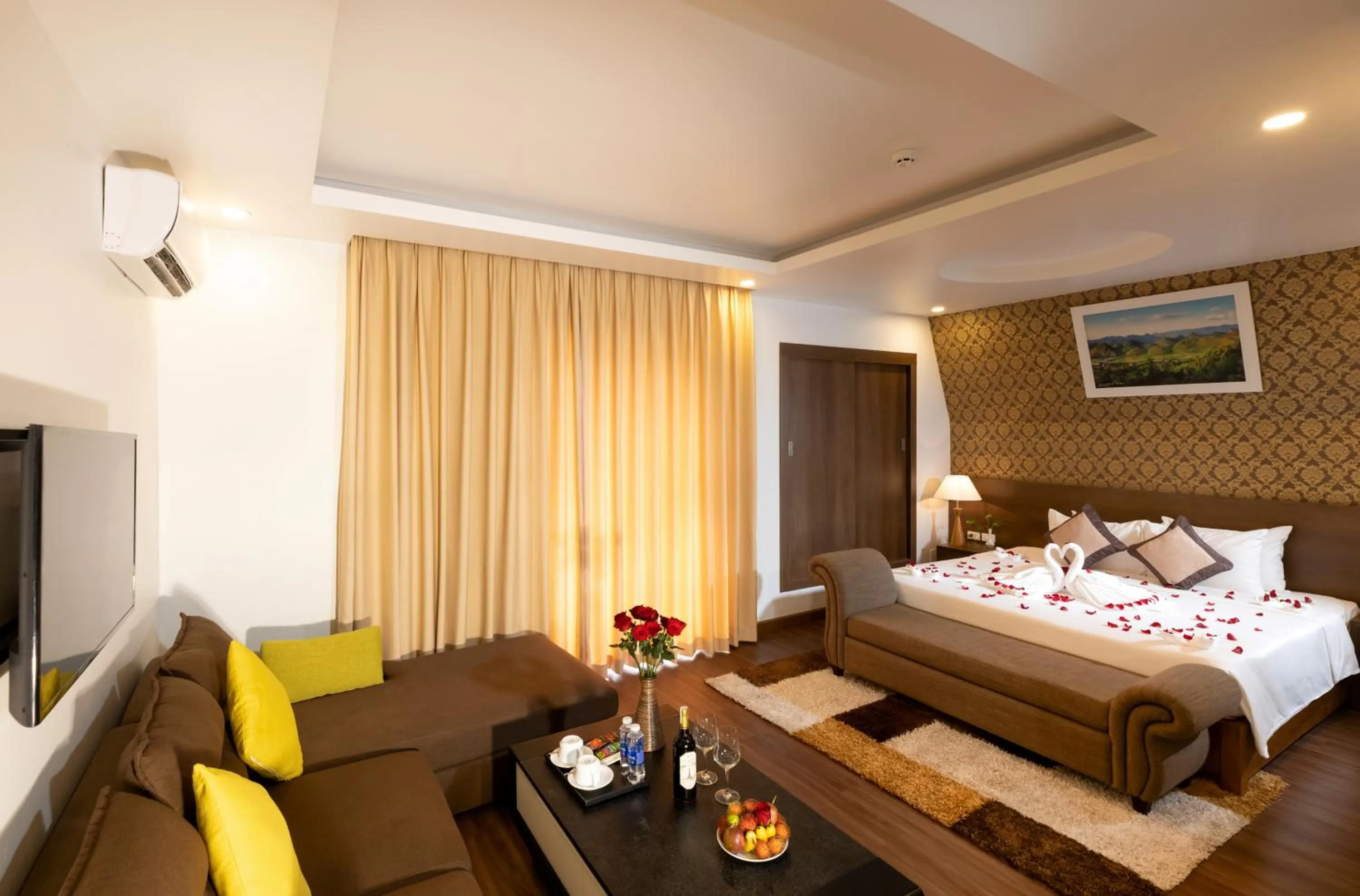 Communal lounge/ TV room, Bed in Luxor Boutique Hotel Phu Quoc