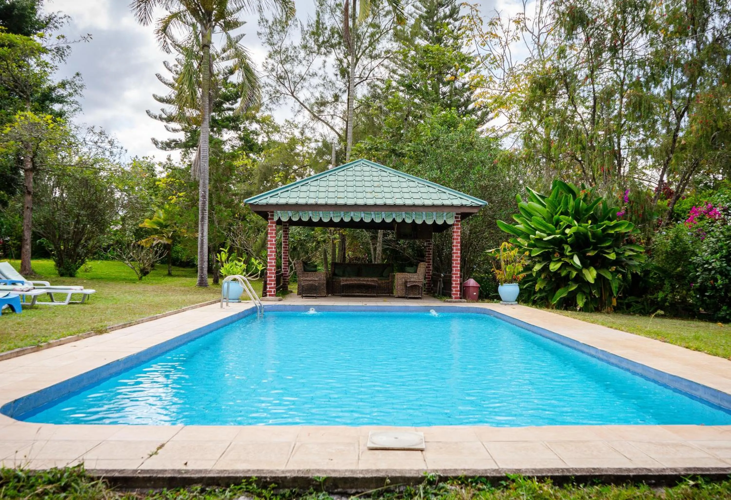 Swimming pool in Meru View Lodge