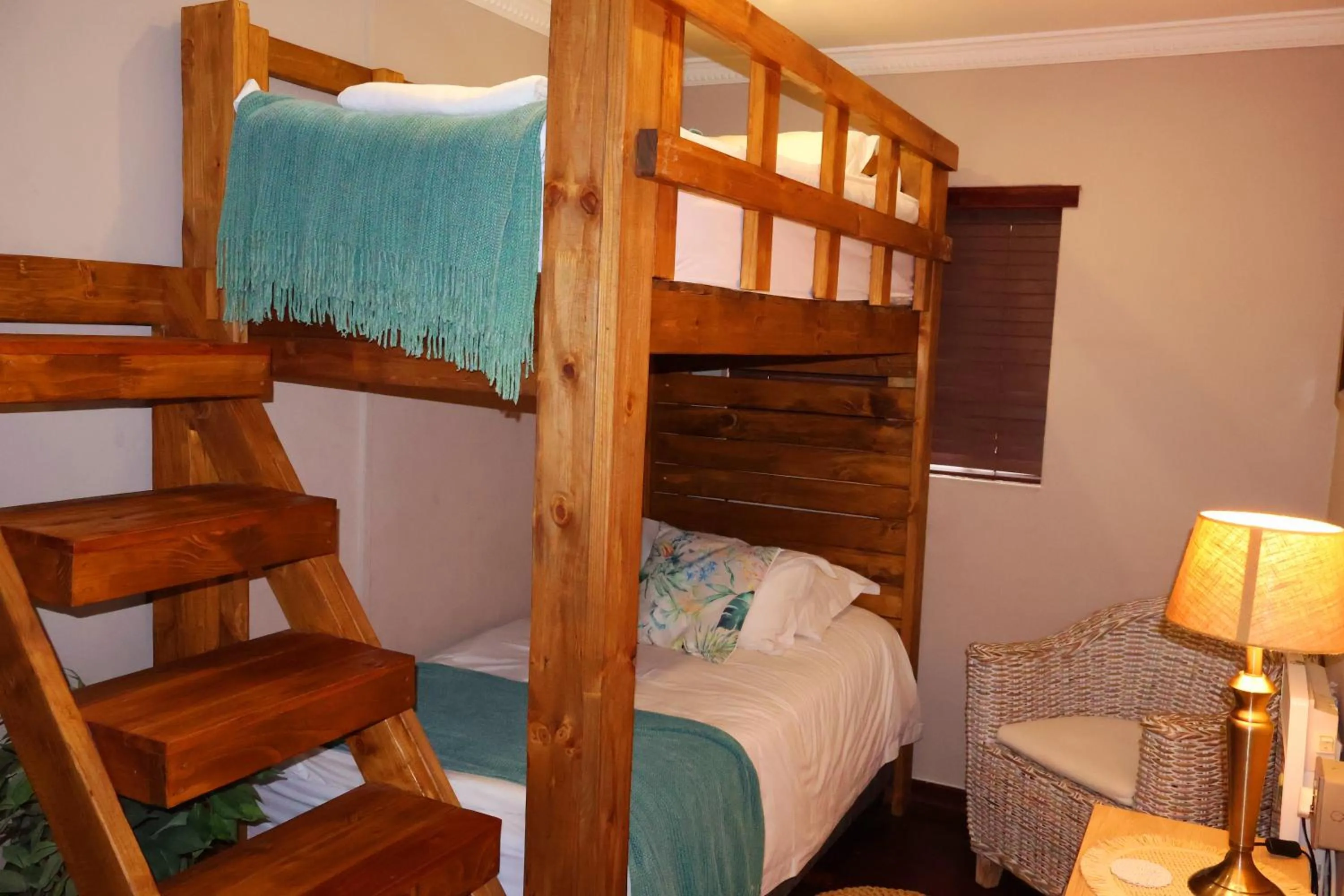 bunk bed, Bed in The Leopard Tree