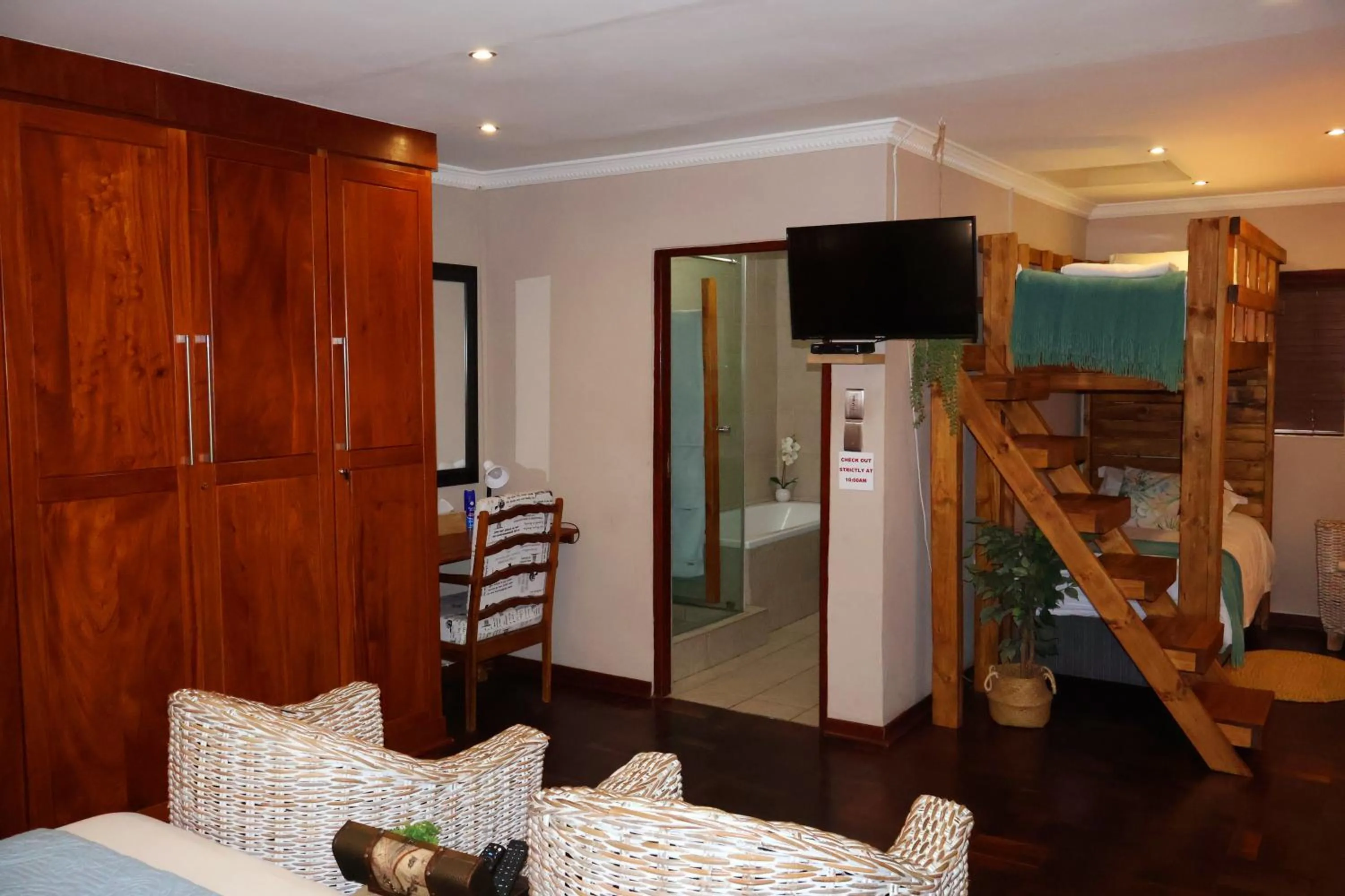 Bed in The Leopard Tree