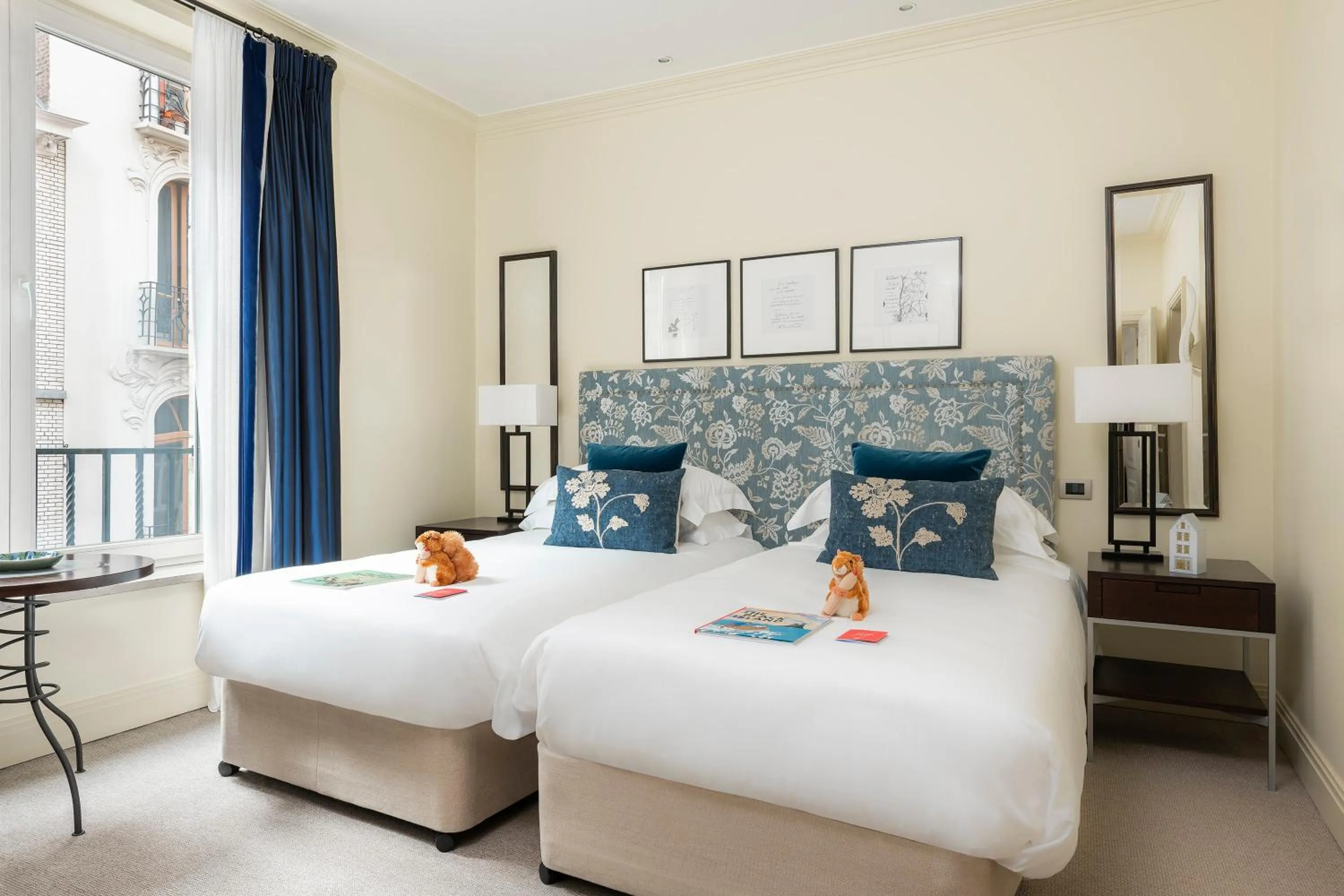 Bedroom, Bed in Hotel Amigo, a Rocco Forte Hotel