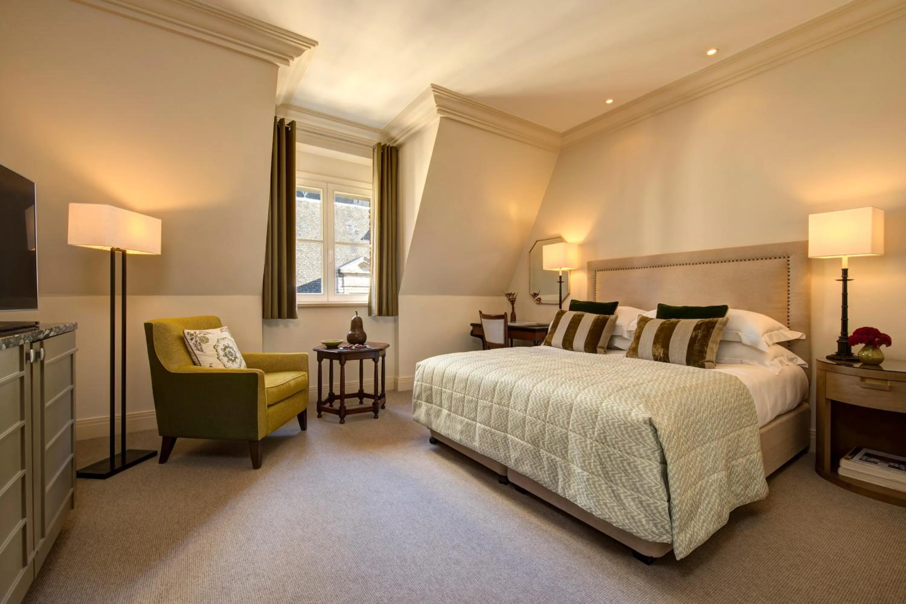 Bedroom, Bed in Hotel Amigo, a Rocco Forte Hotel