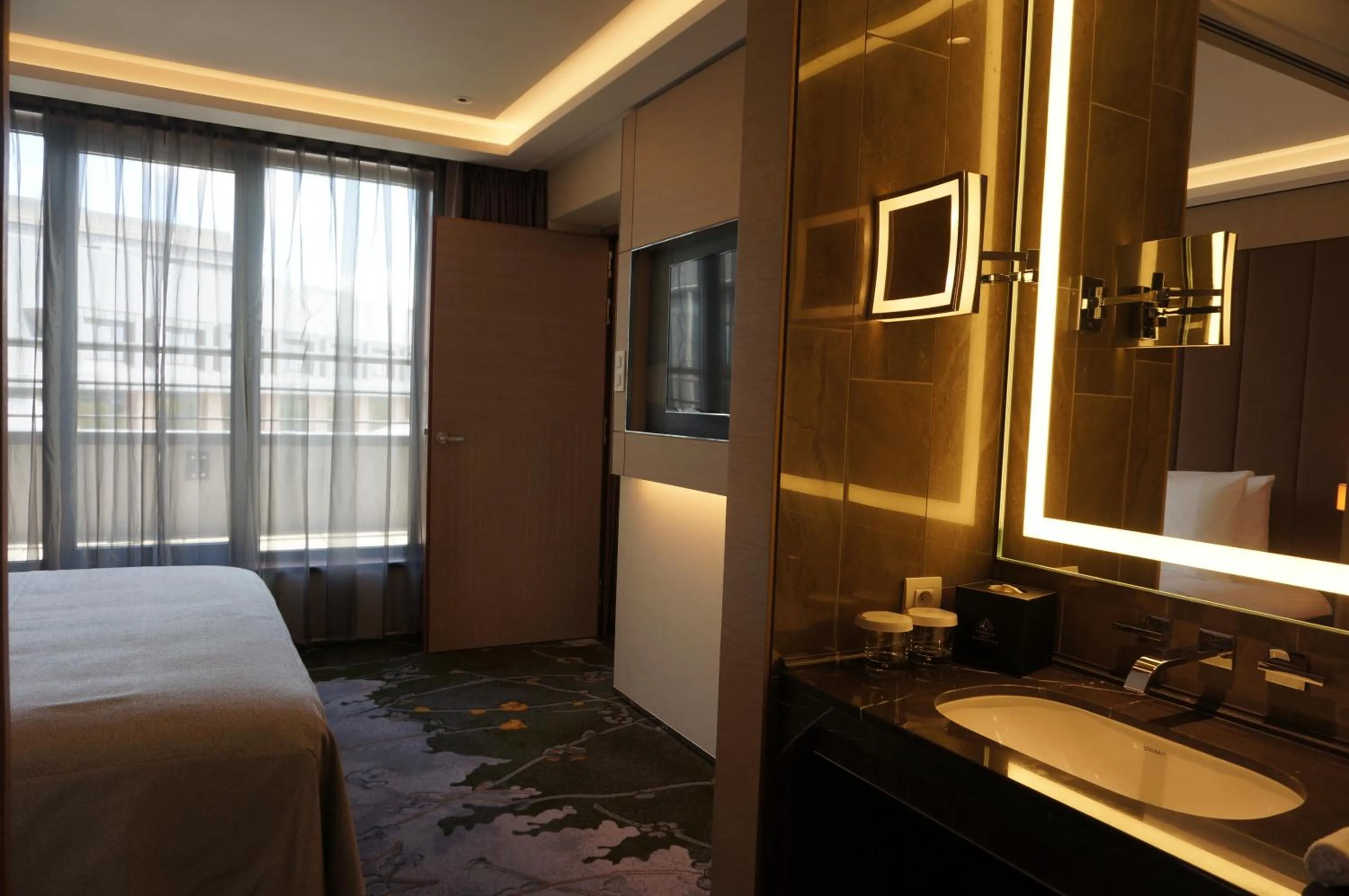 Bathroom, Bed in Tangla Hotel Brussels