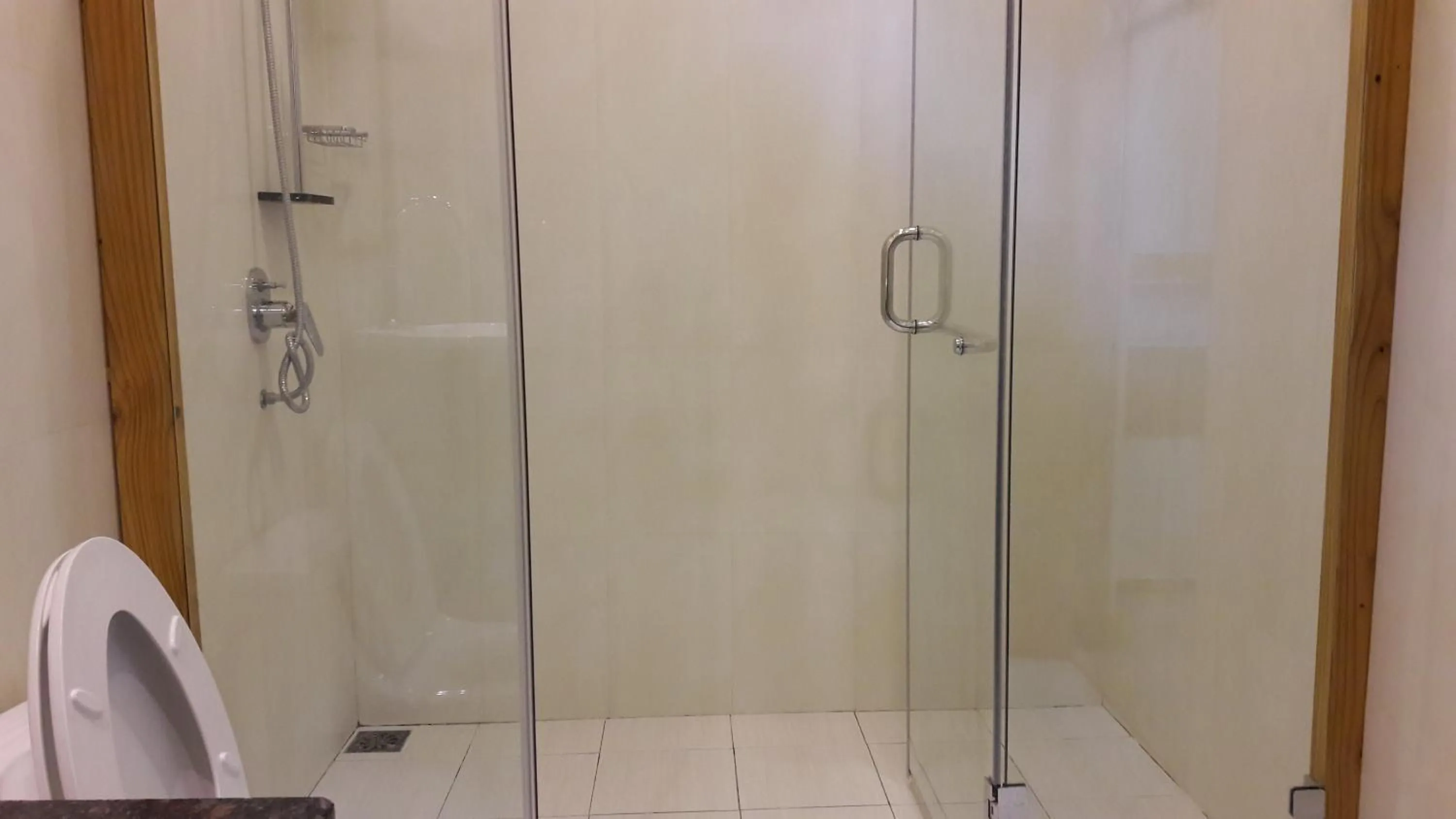 Shower in Holiday Garden Rasdhoo