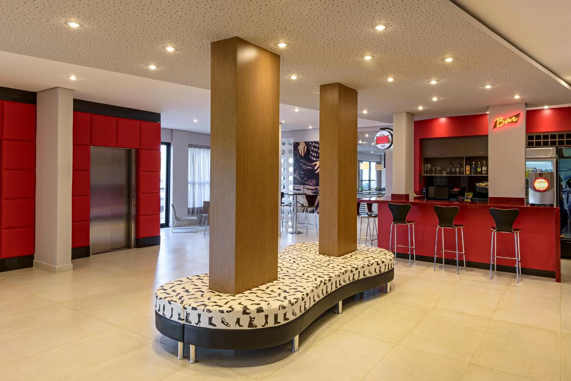 Communal lounge/ TV room in ibis Styles Birigui