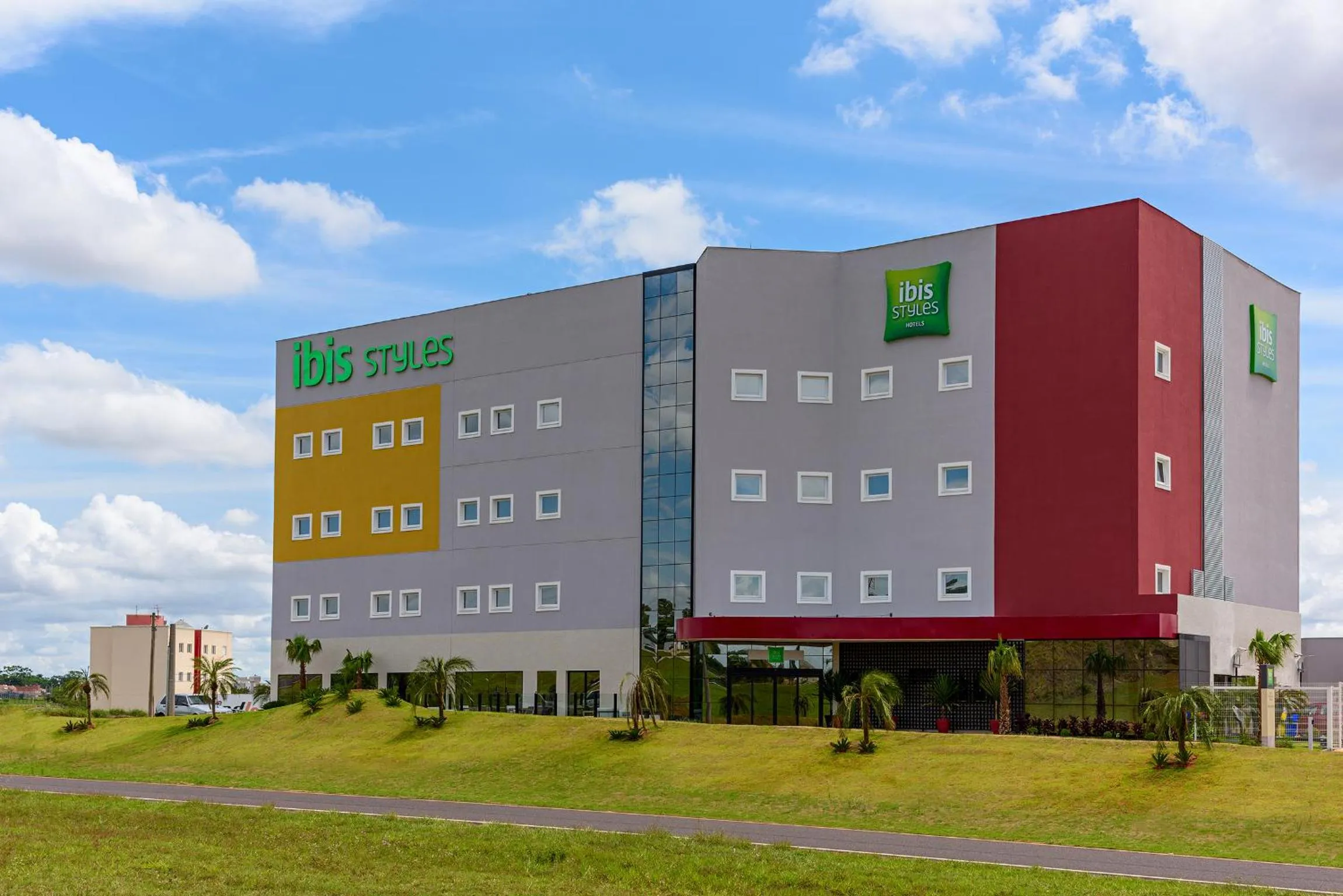 Facade/entrance in ibis Styles Birigui