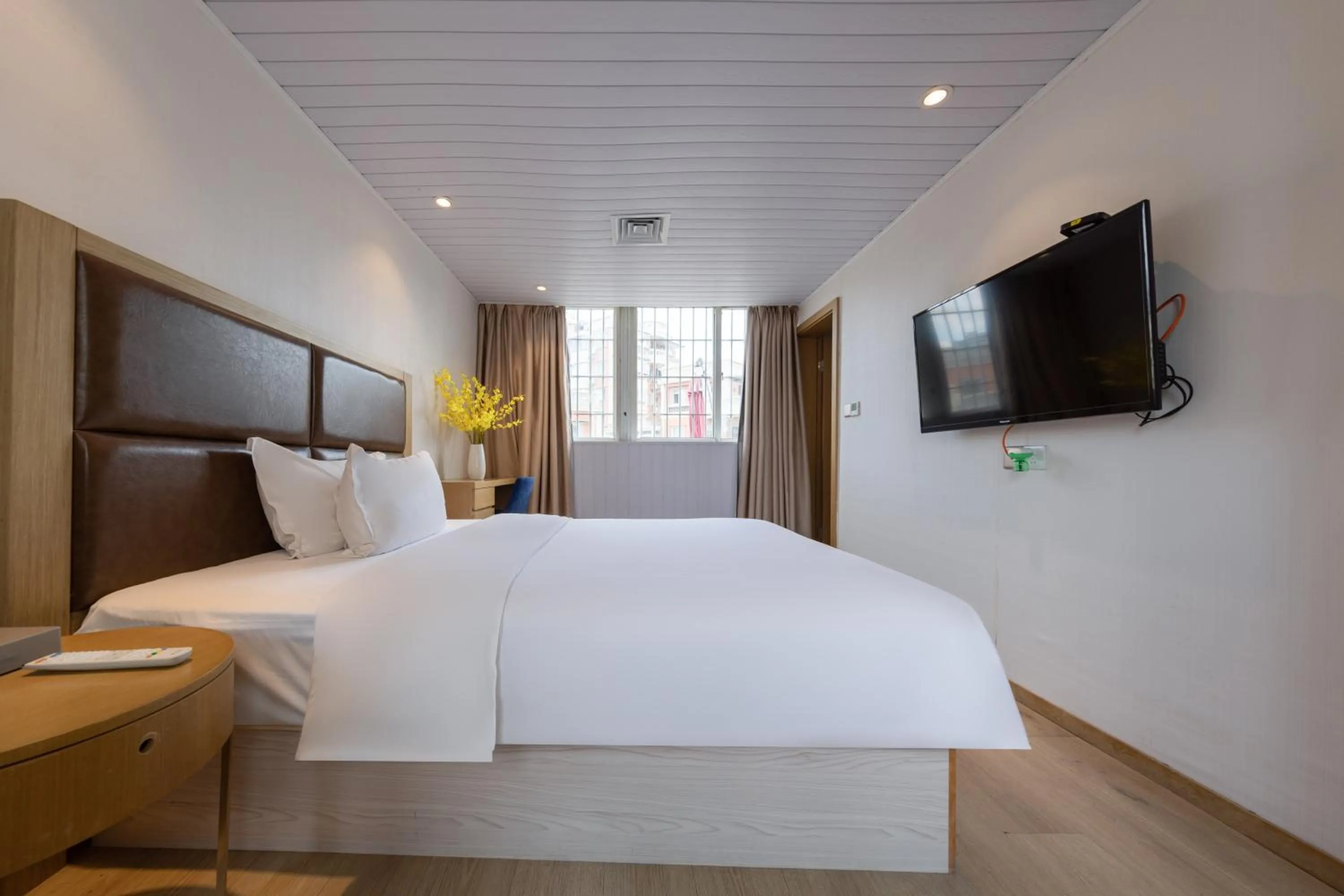 People, Bed in Ibis Styles XM Zhongshan Hotel