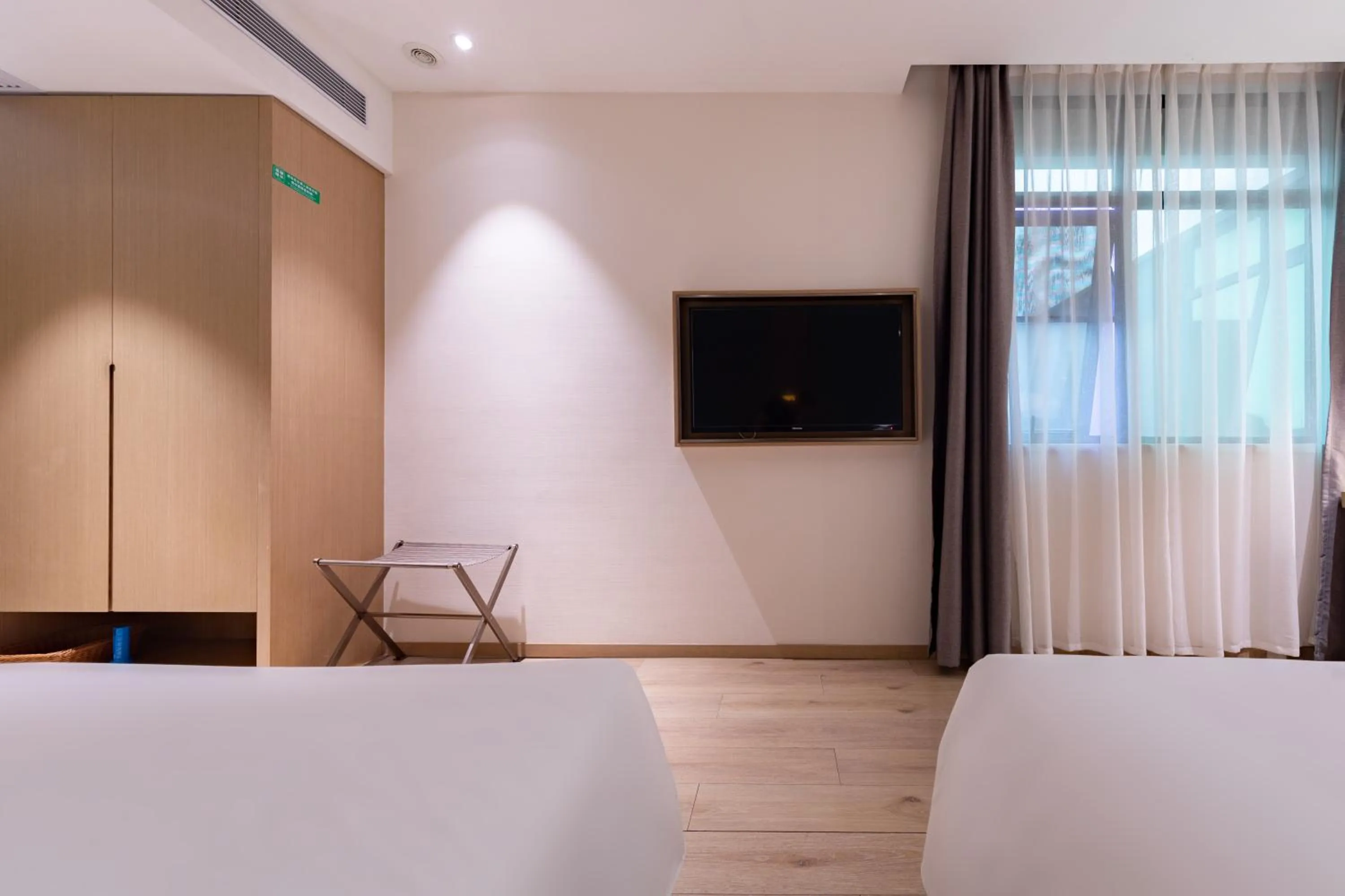 People, Bed in Ibis Styles XM Zhongshan Hotel