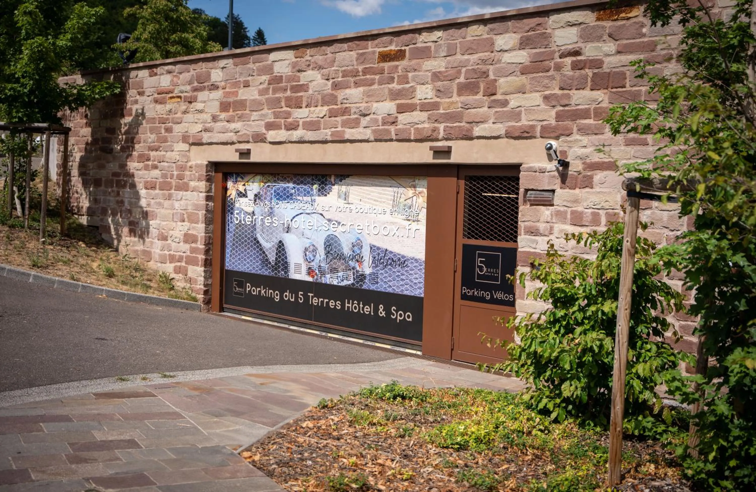 Parking in 5 Terres Hotel & Spa - MGallery Collection