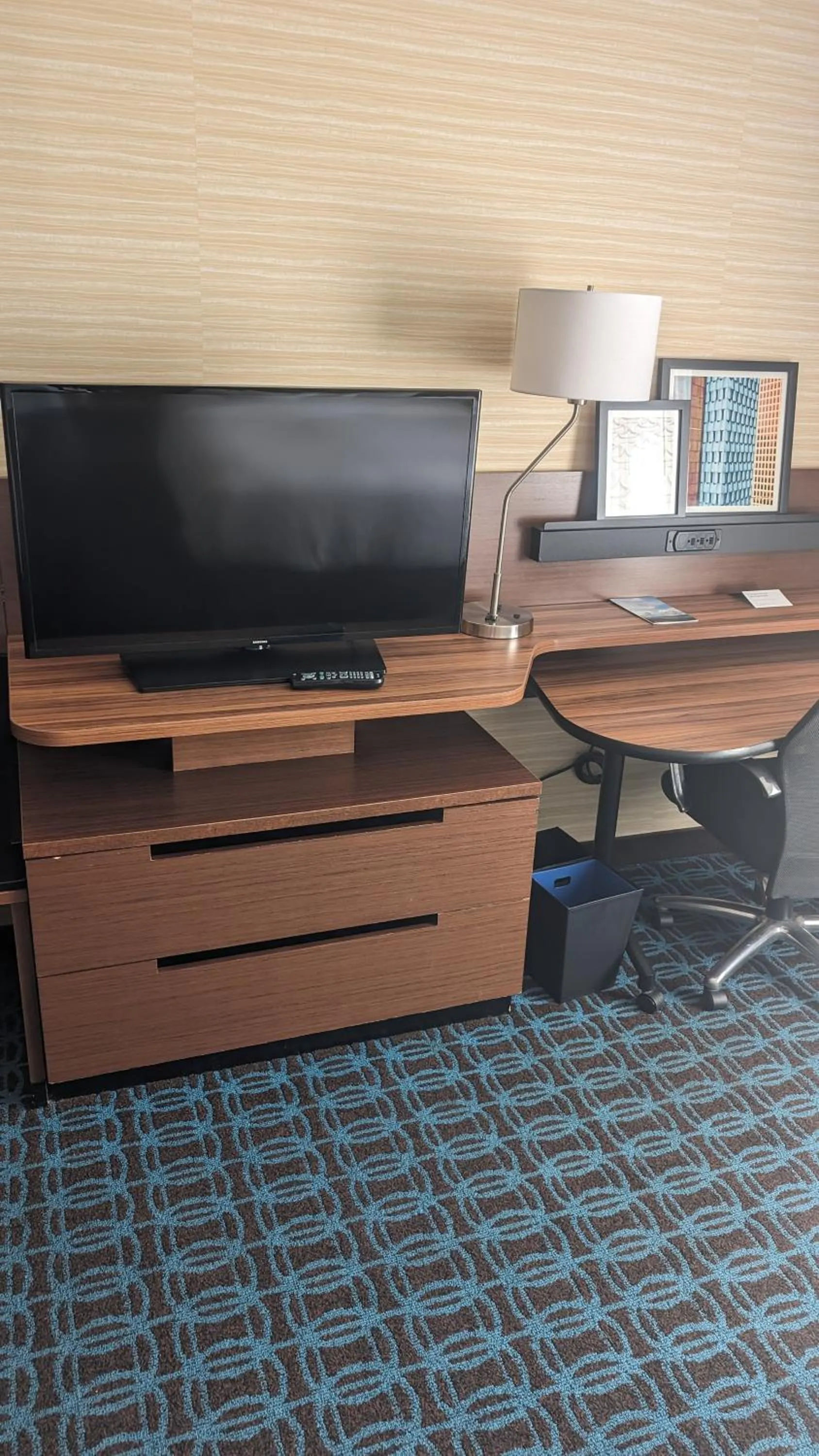 TV and multimedia in Fairfield Inn & Suites by Marriott Detroit Troy