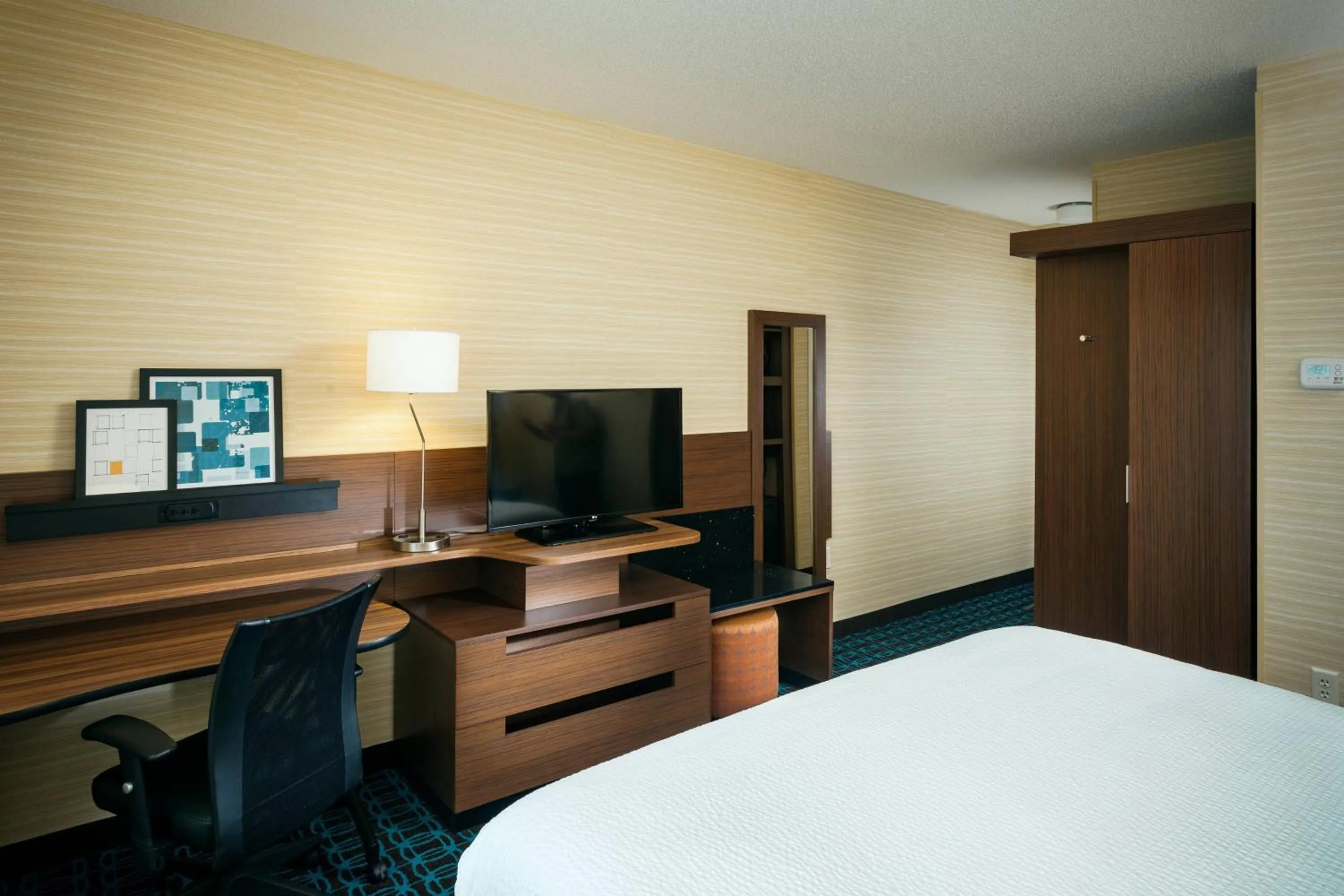 Photo of the whole room, Bed in Fairfield Inn & Suites by Marriott Tacoma DuPont