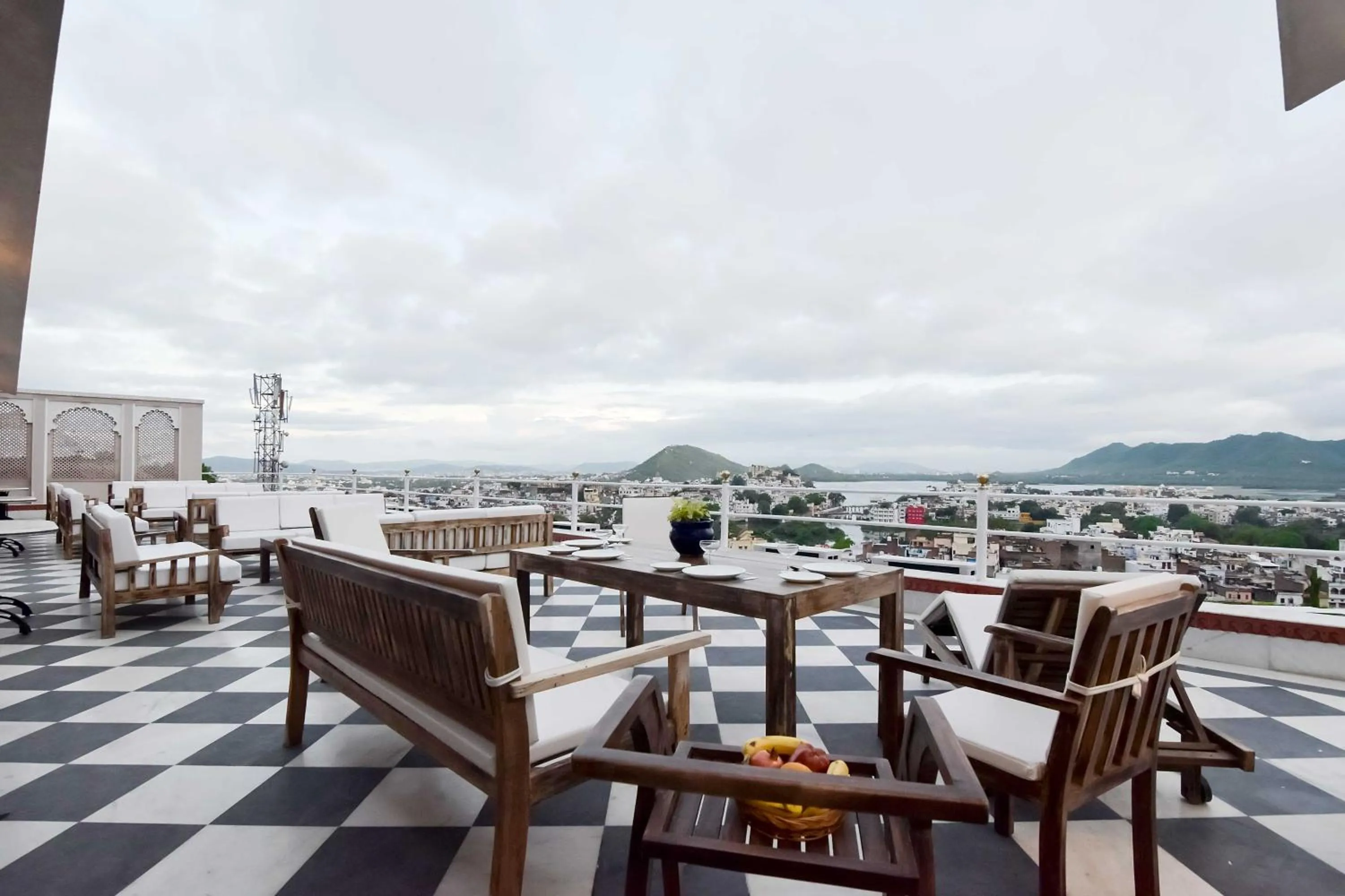 Restaurant/places to eat in Hotel Raj Kuber