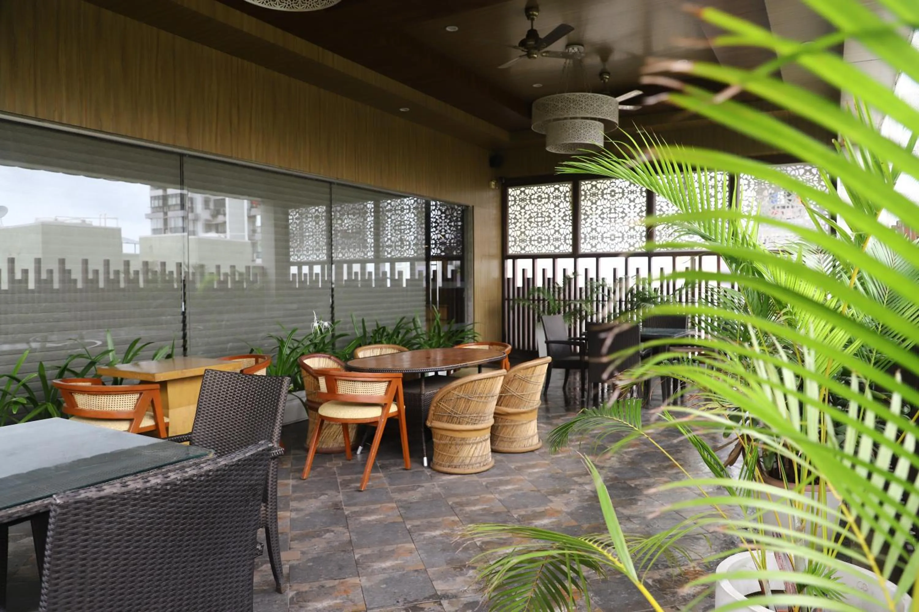 Restaurant/places to eat in Efcee Sarovar Premiere Bhavnagar