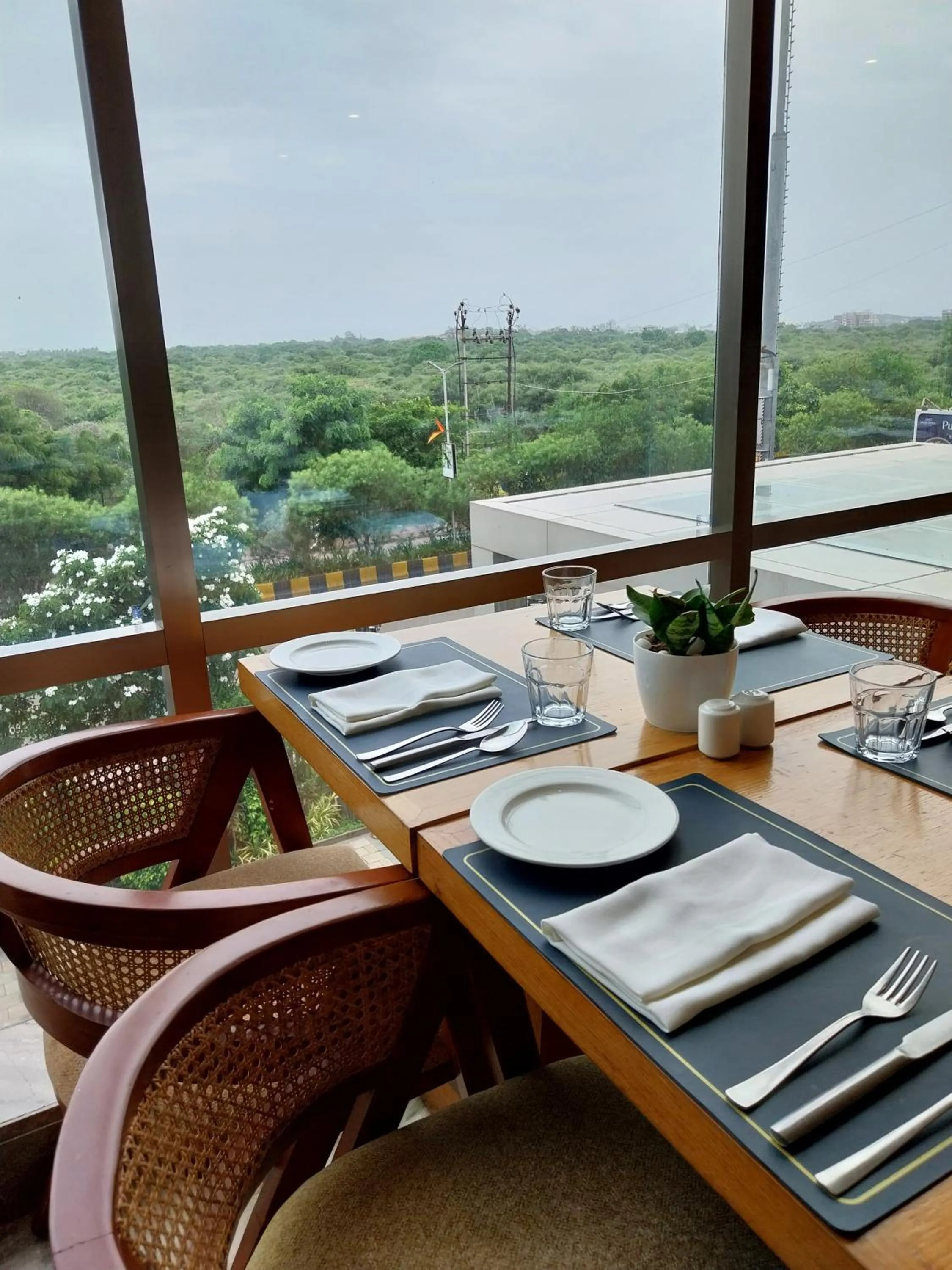 Restaurant/places to eat in Efcee Sarovar Premiere Bhavnagar