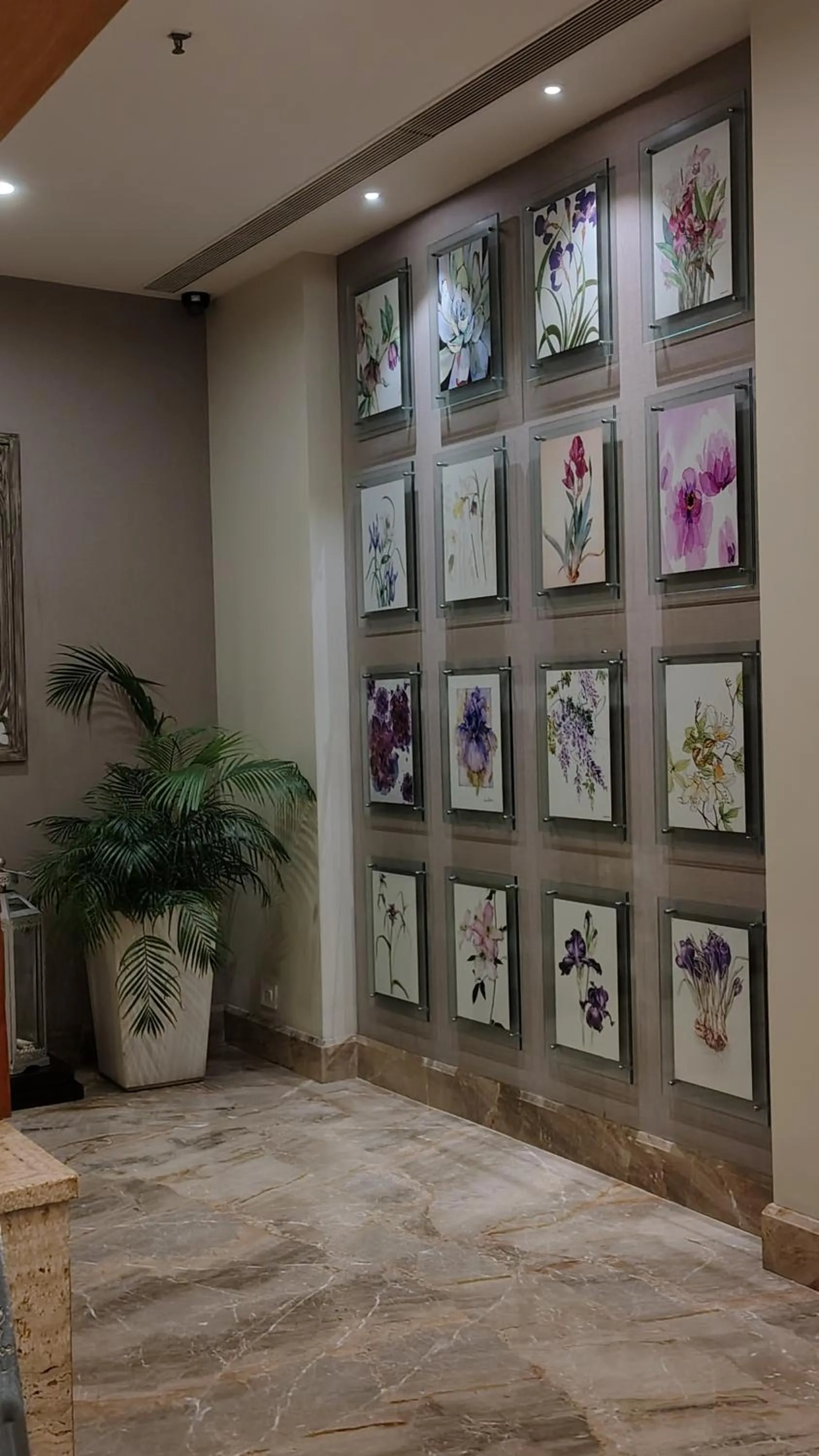 Restaurant/places to eat in Efcee Sarovar Premiere Bhavnagar