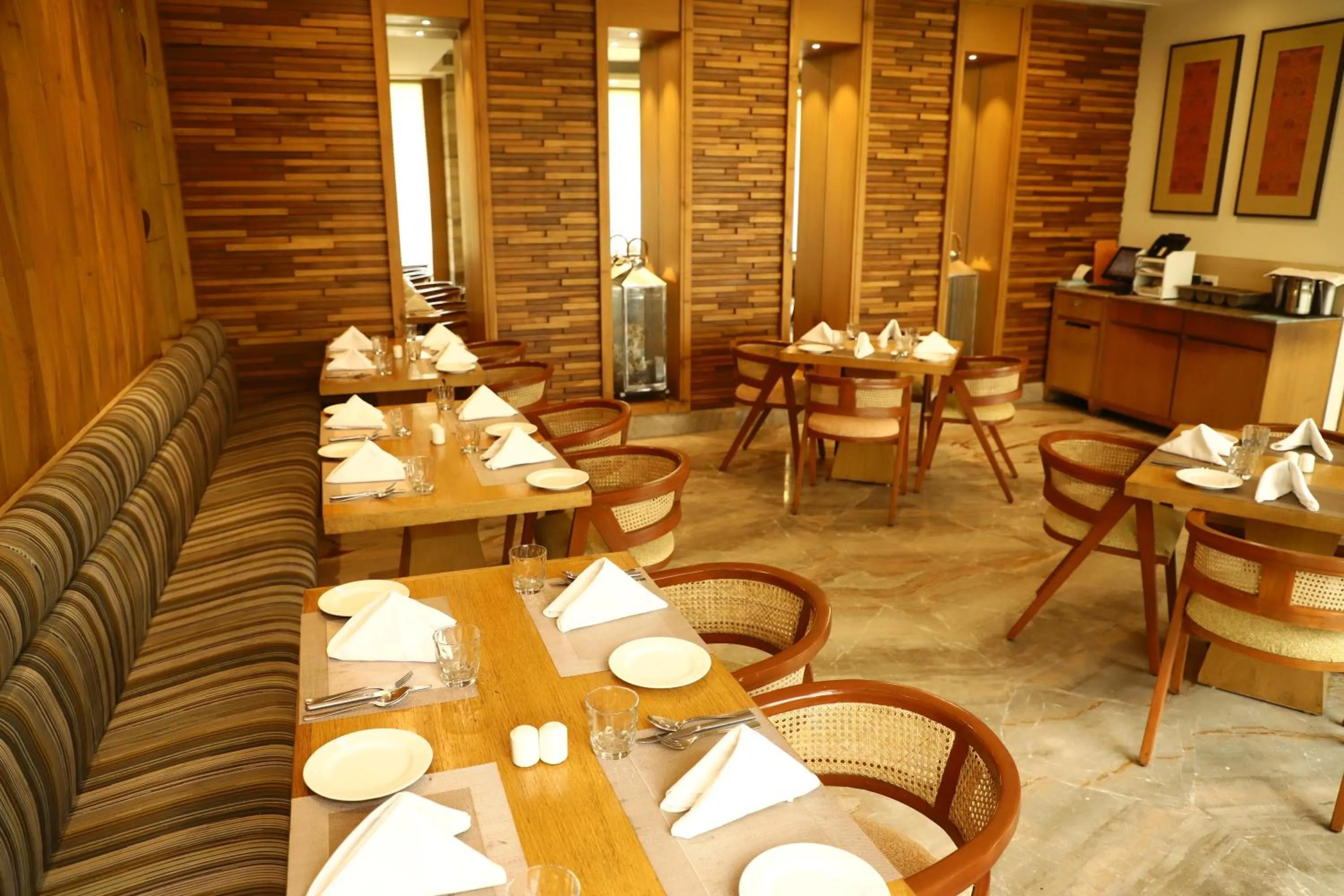 Restaurant/places to eat in Efcee Sarovar Premiere Bhavnagar