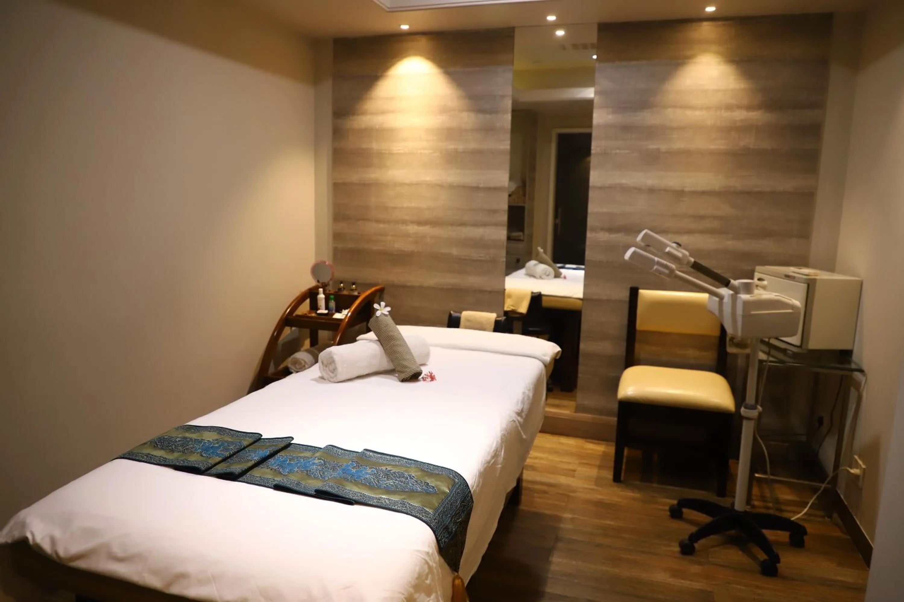 Spa and wellness centre/facilities, Bed in Efcee Sarovar Premiere Bhavnagar