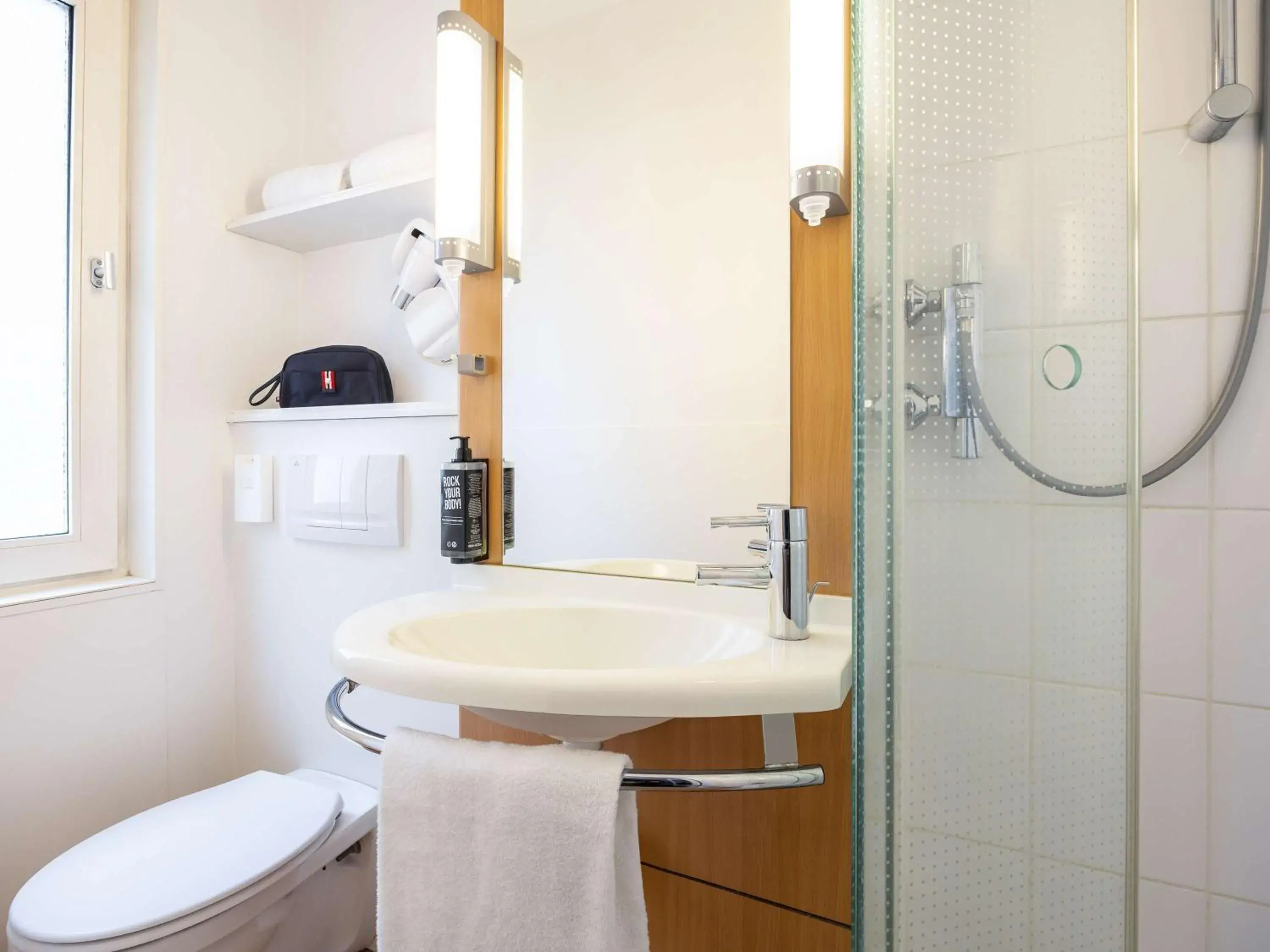 Standard Triple Room in Ibis Brussels City Centre Standard Triple Room in Ibis Brussels City Centre