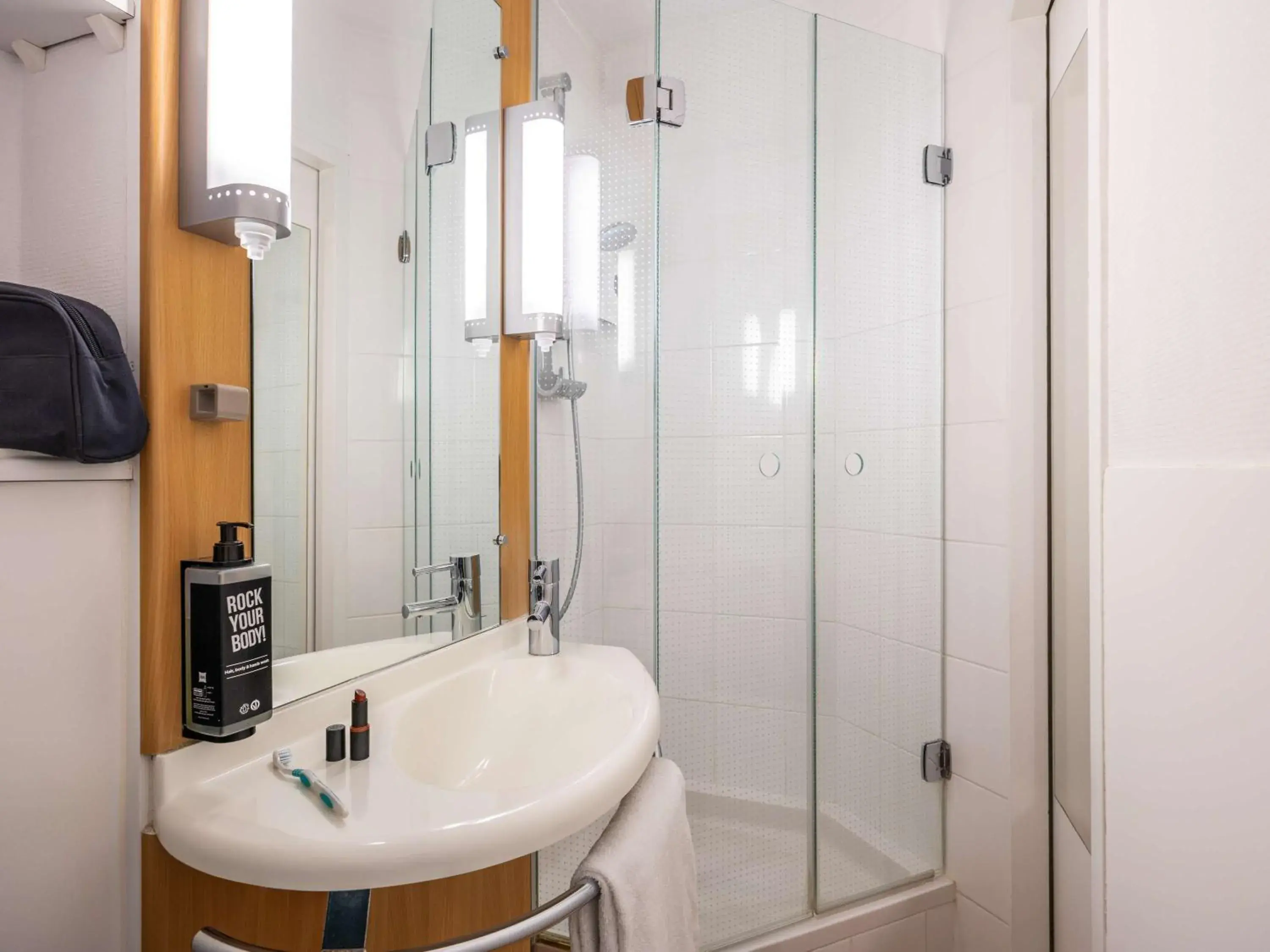 Standard Double Room in Ibis Brussels City Centre Standard Double Room in Ibis Brussels City Centre