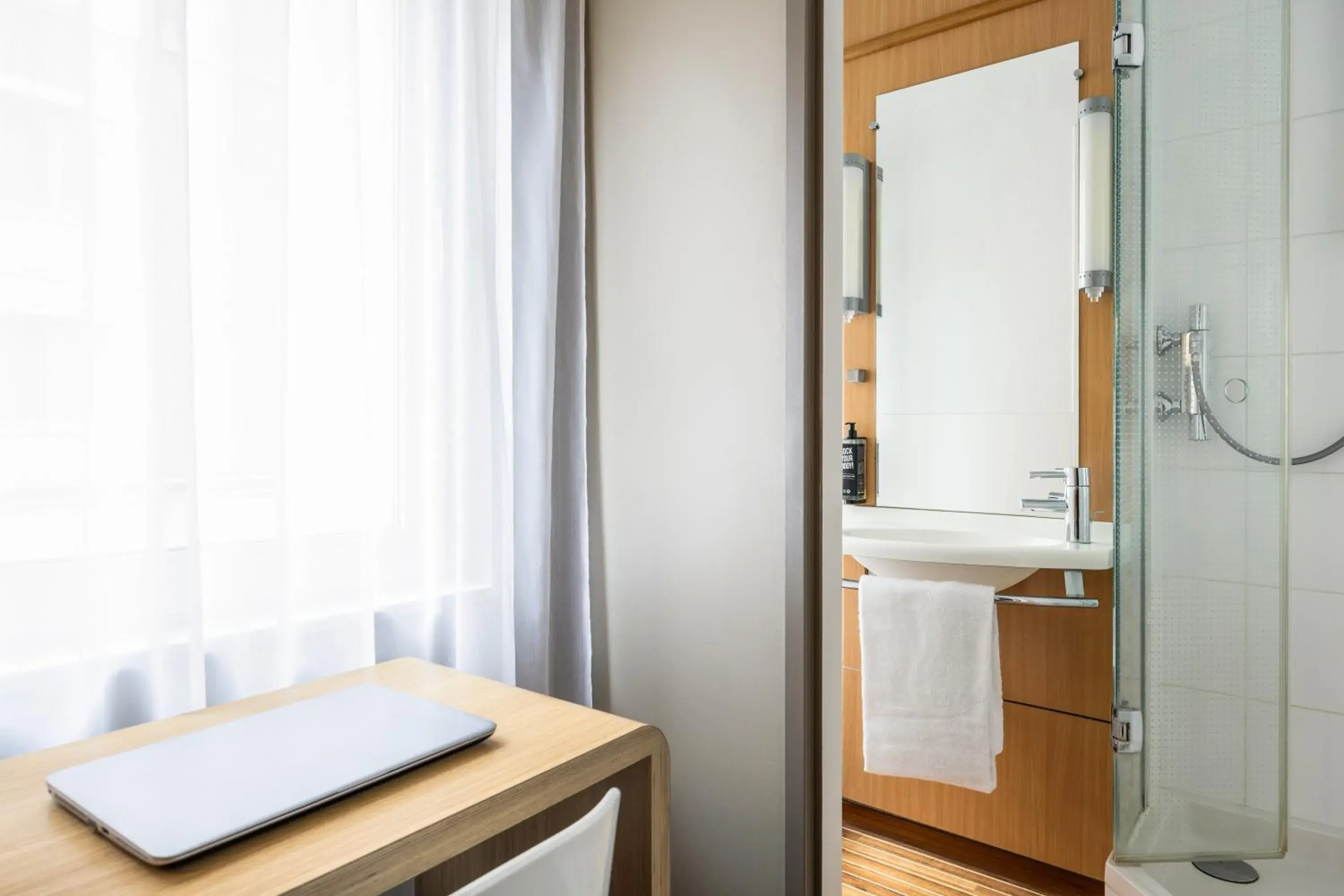 Standard Twin Room in Ibis Brussels City Centre Standard Twin Room in Ibis Brussels City Centre