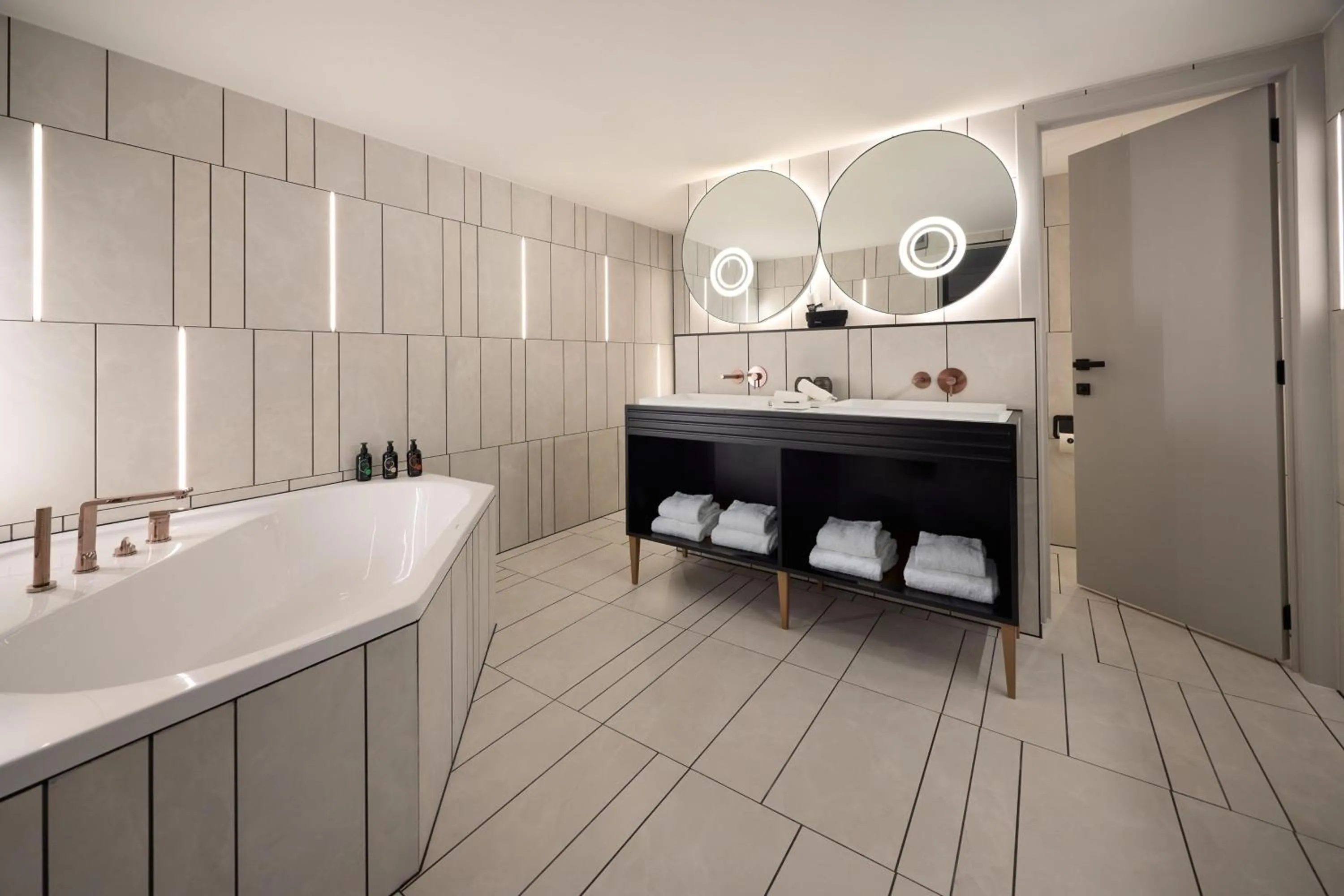 Bathroom in Cardo Brussels, Autograph Collection