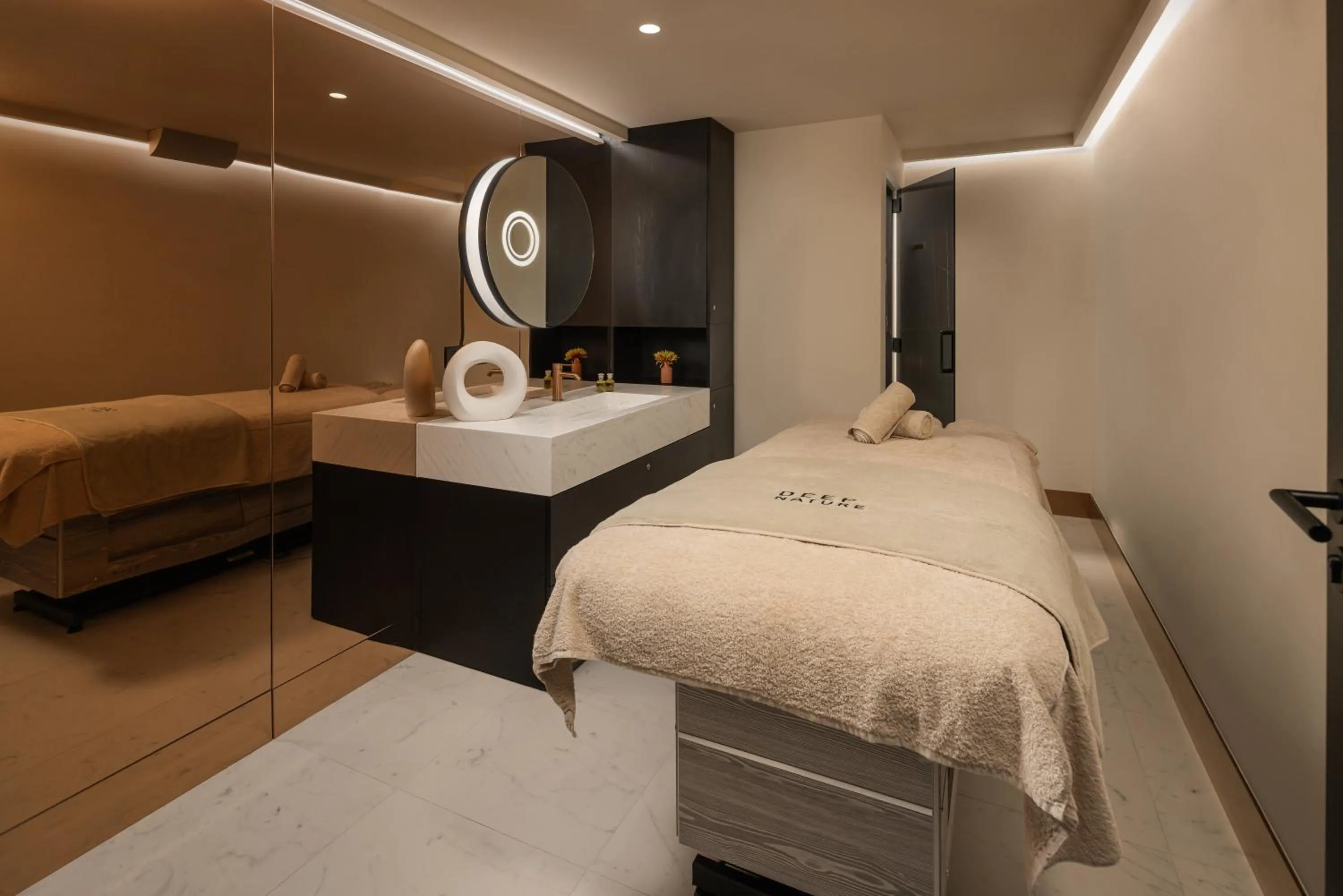 Massage, Bed in Cardo Brussels, Autograph Collection