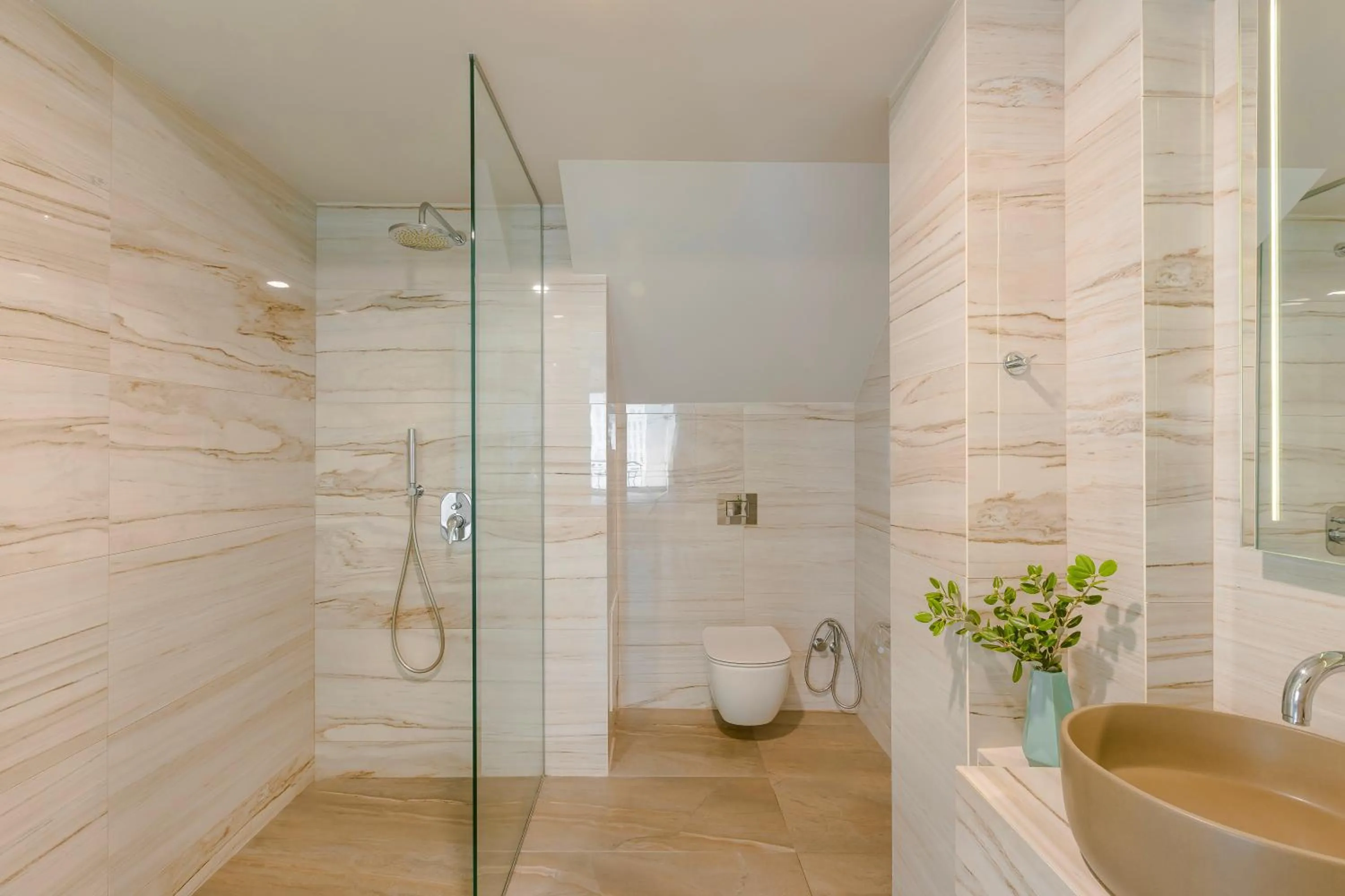 Shower in Querini Luxury Suites