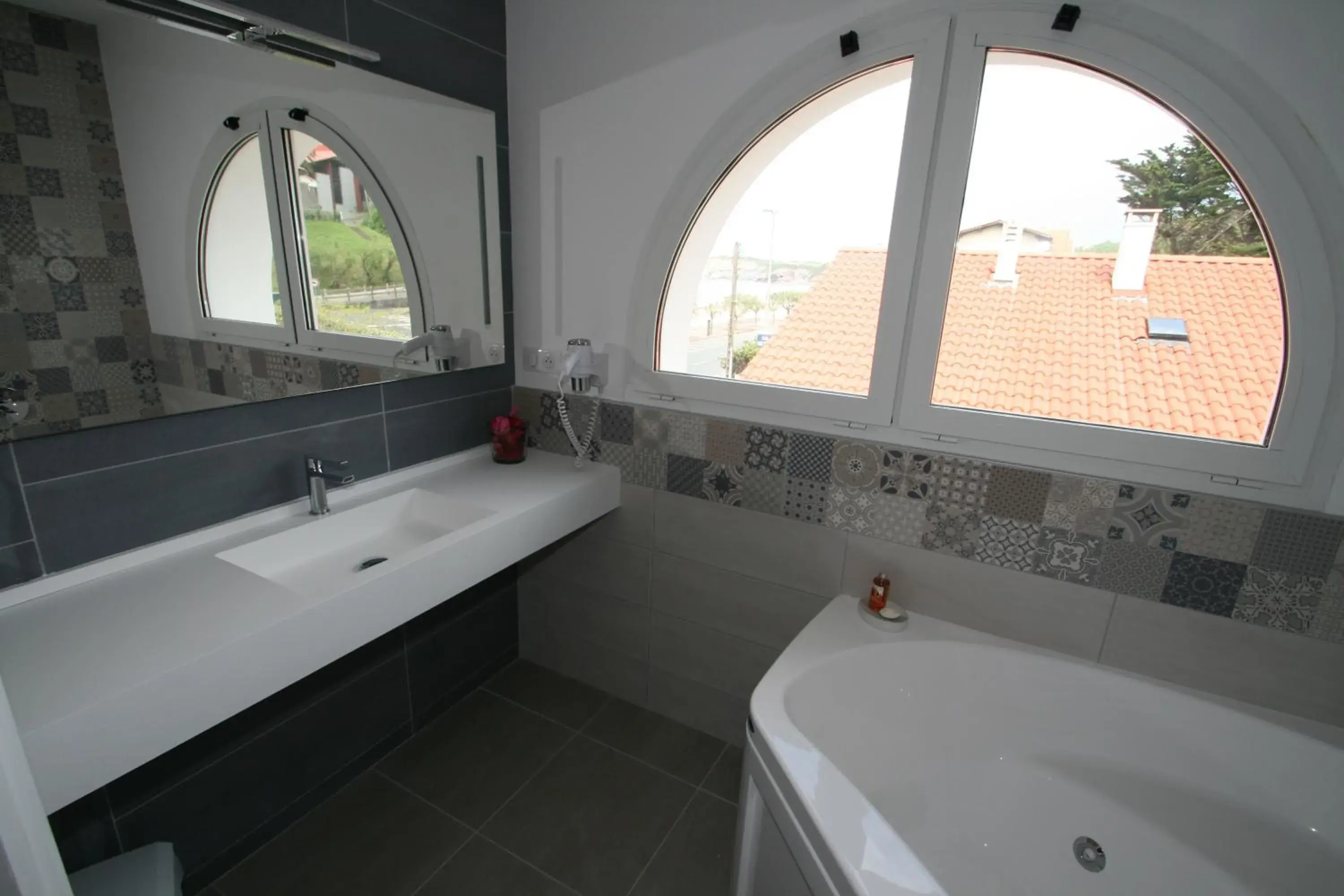 Double Room with Spa Bath in Hôtel Valencia Double Room with Spa Bath in Hôtel Valencia