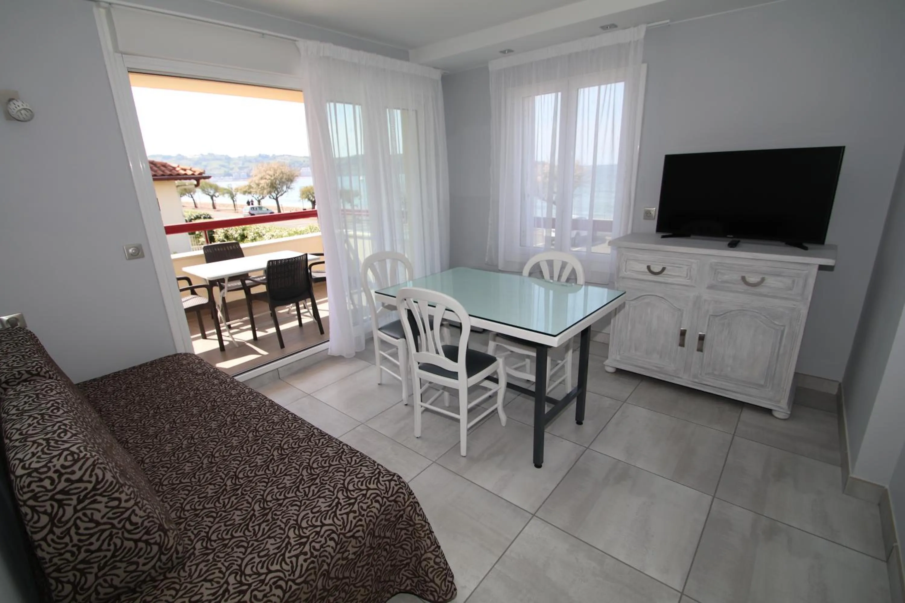 Communal lounge/ TV room in Hôtel Valencia