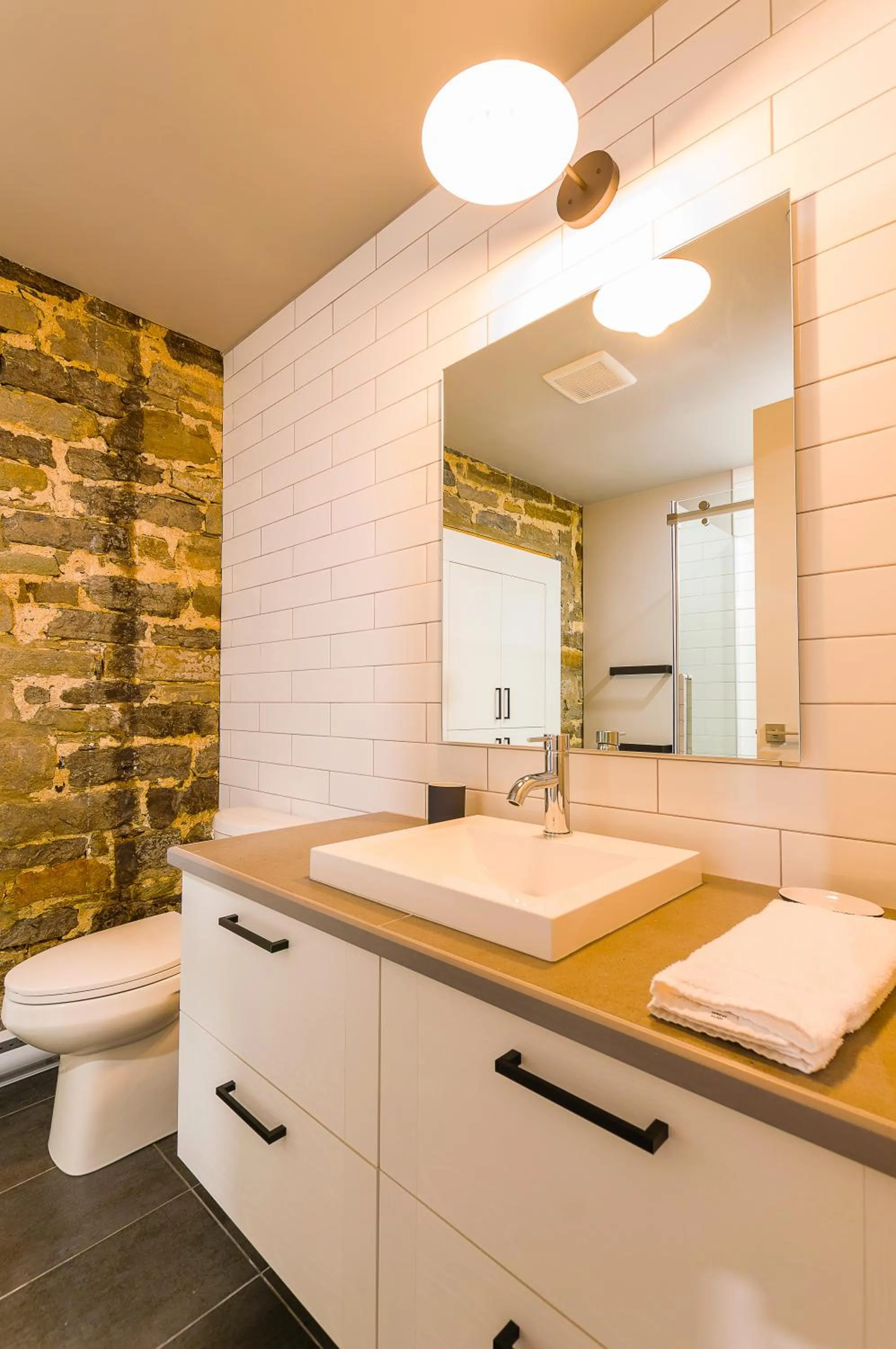 Toilet in Les Lofts St-Paul - Par Les Lofts Vieux-Québec