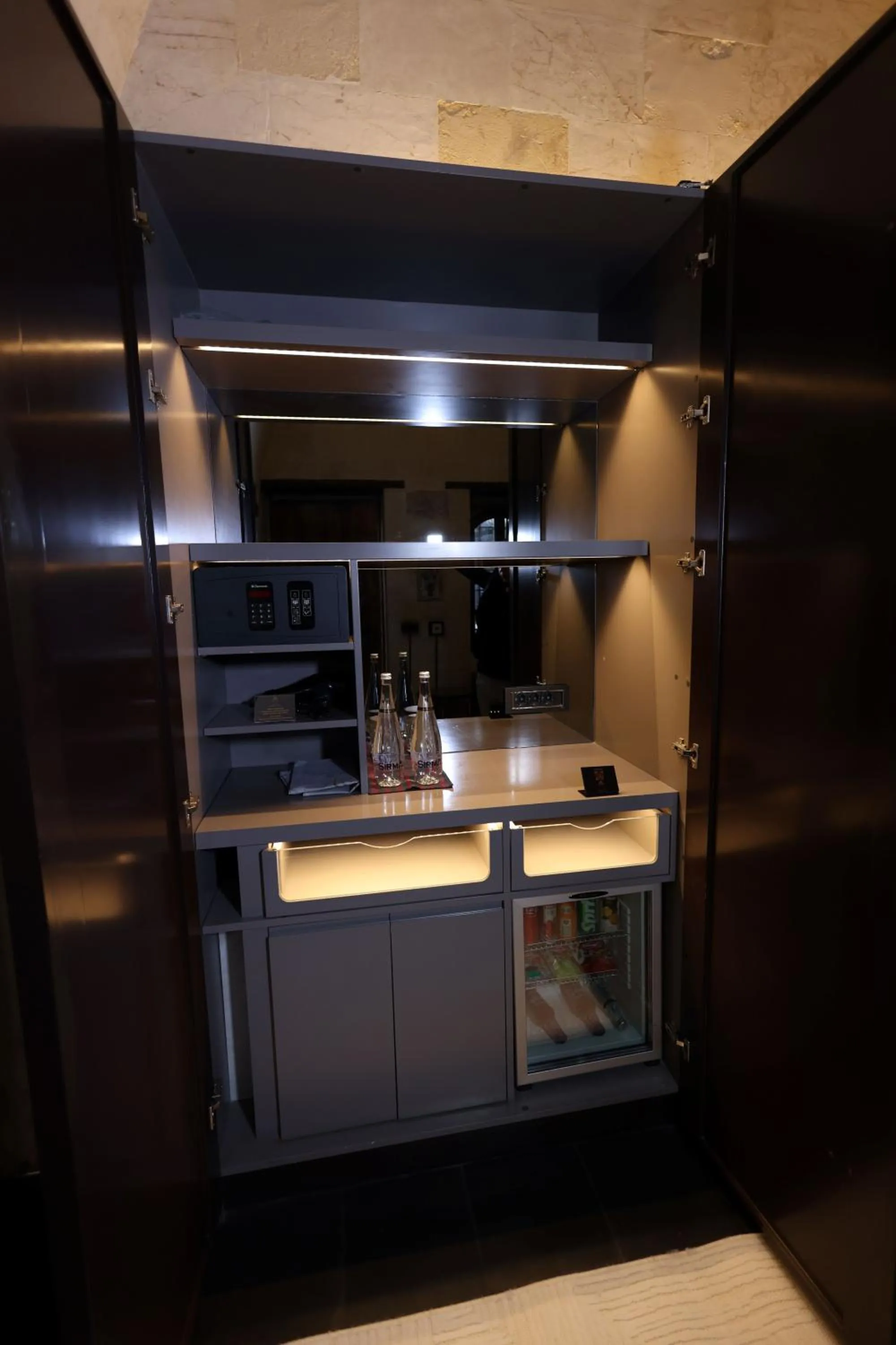 minibar in HSVHN Hotel Hışvahan