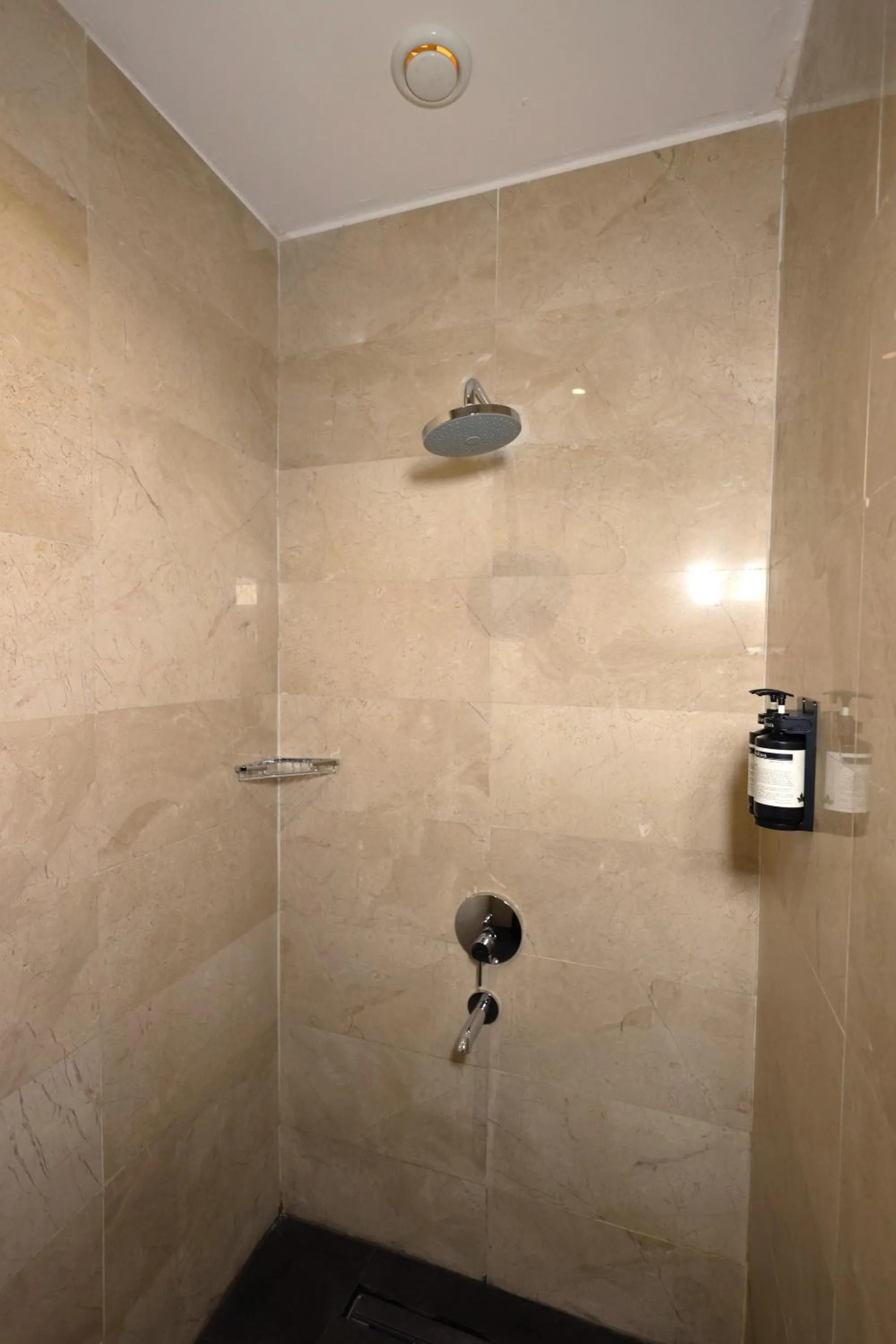 Shower in HSVHN Hotel Hışvahan