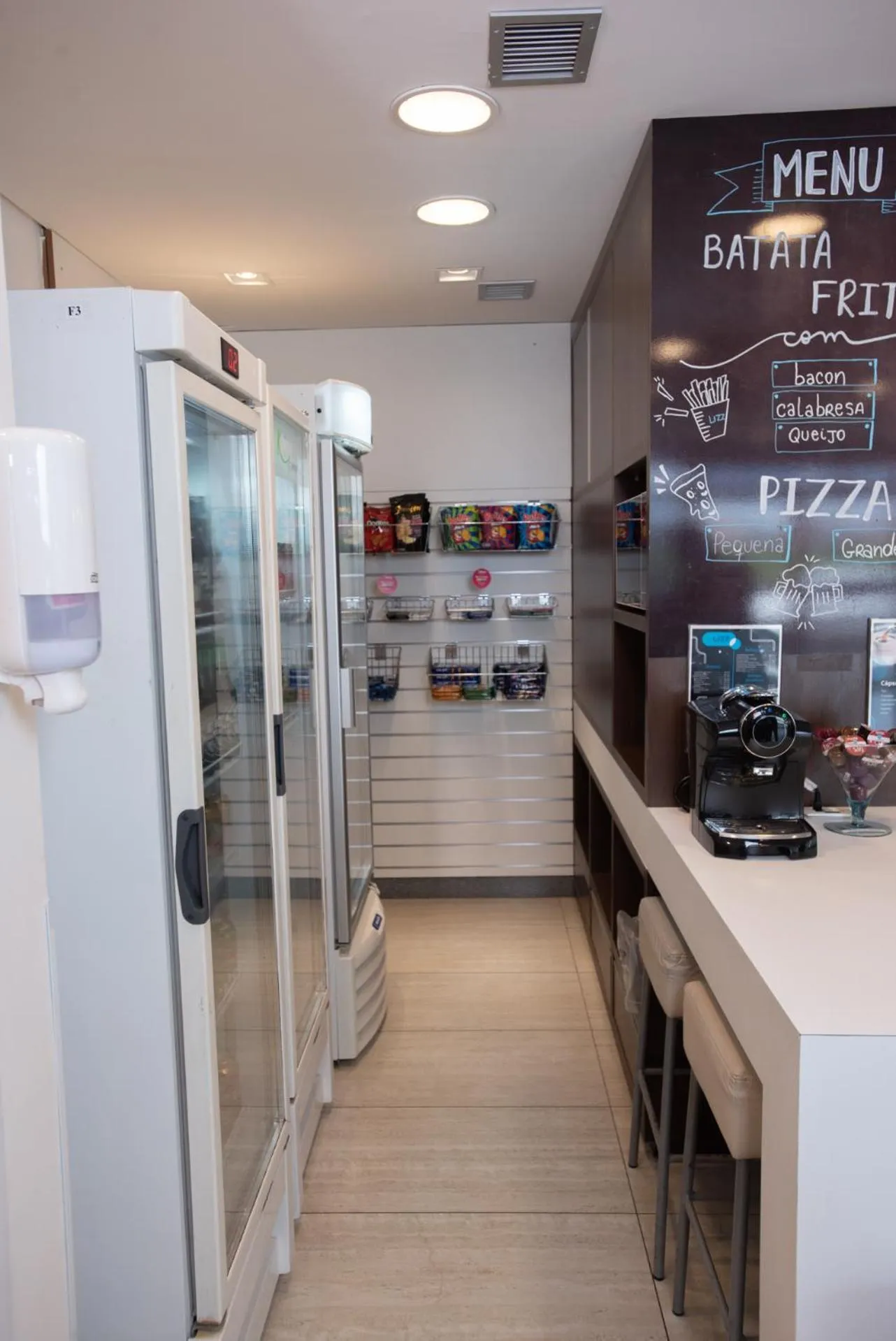 Restaurant/places to eat in Lizz Hotel