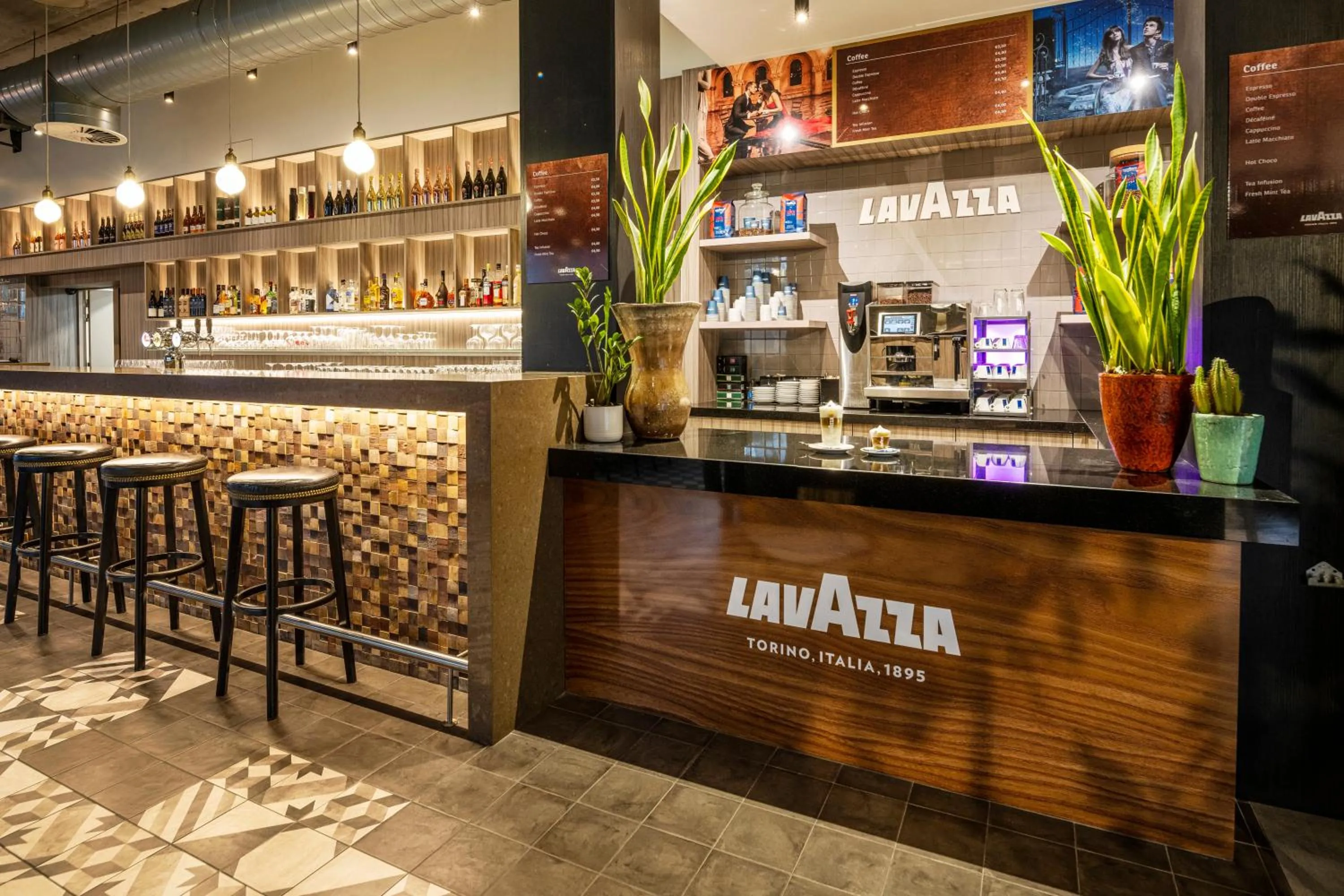 Lounge or bar in Holiday Inn Hotel Brussels Airport by IHG