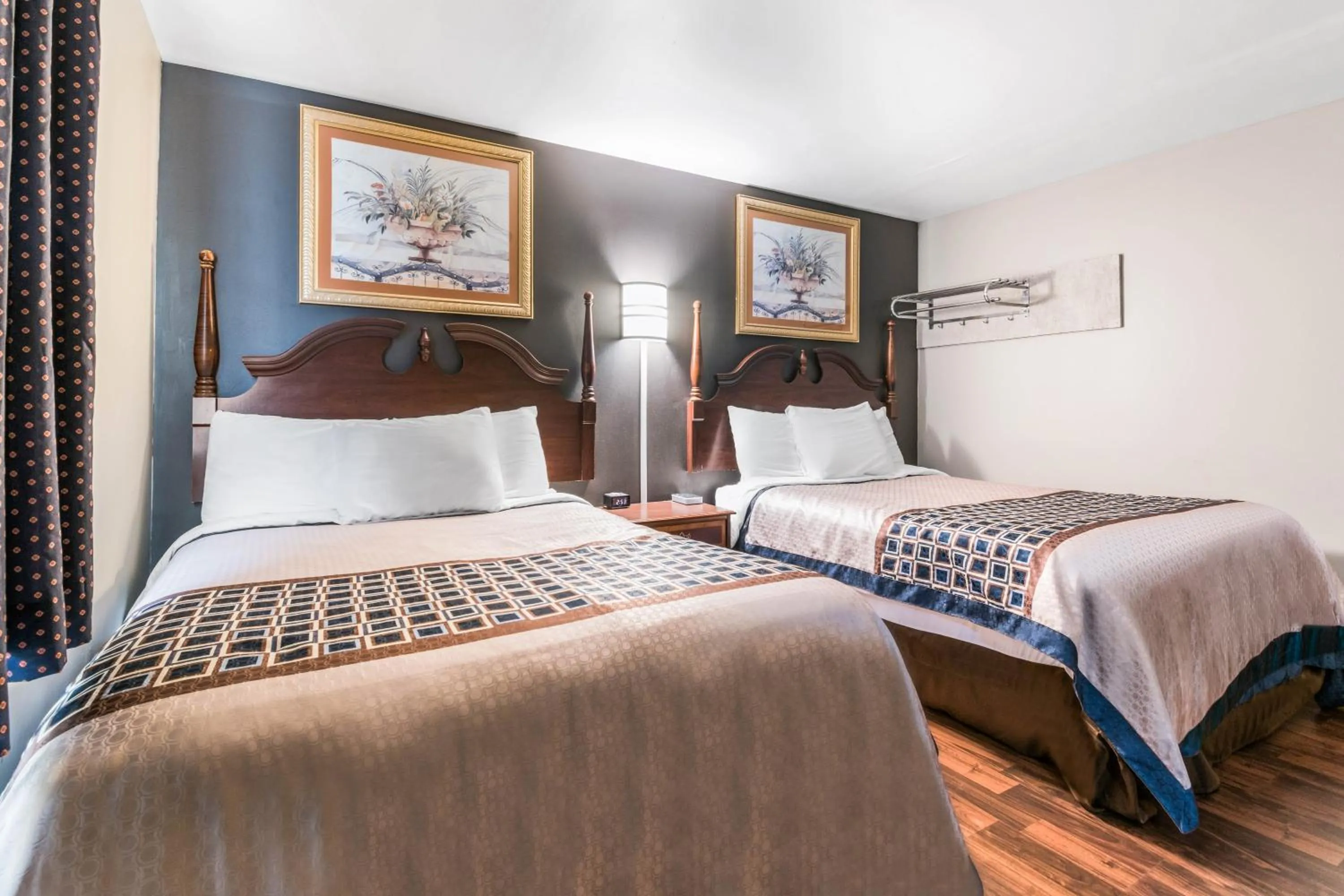 Bed in Cottage Inn - Grantville