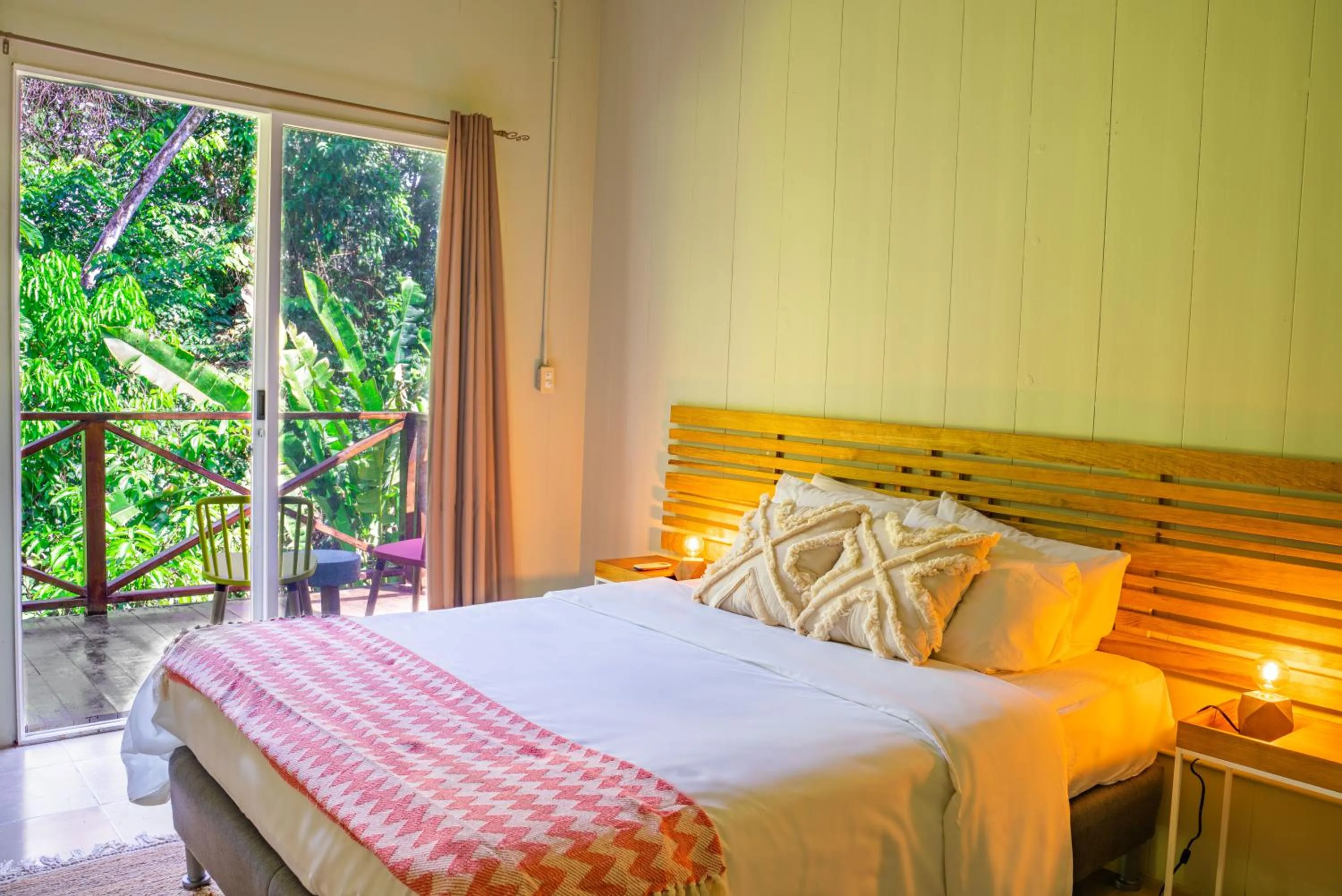 Bed in Socialtel Red Frog