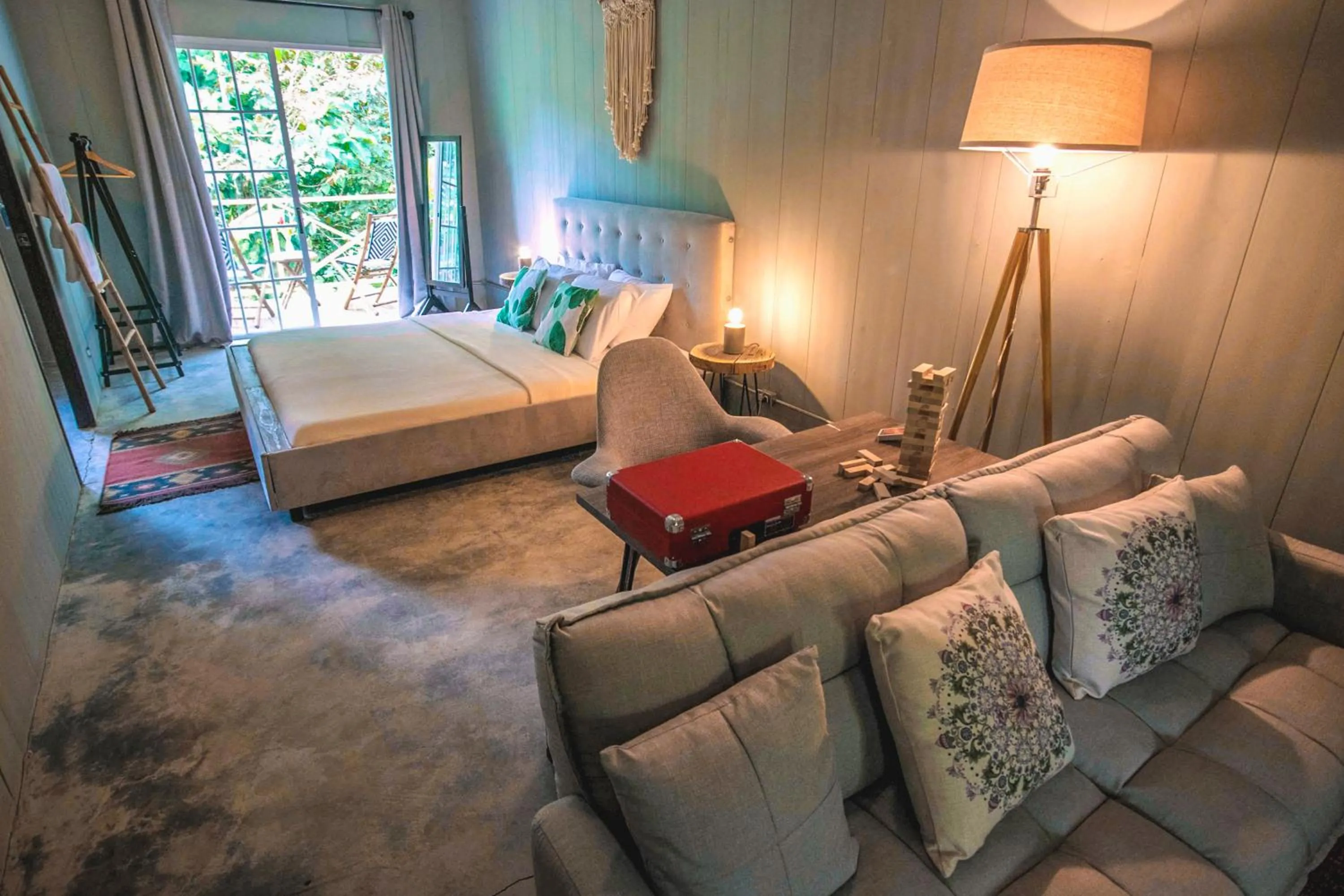 Photo of the whole room in Socialtel Red Frog