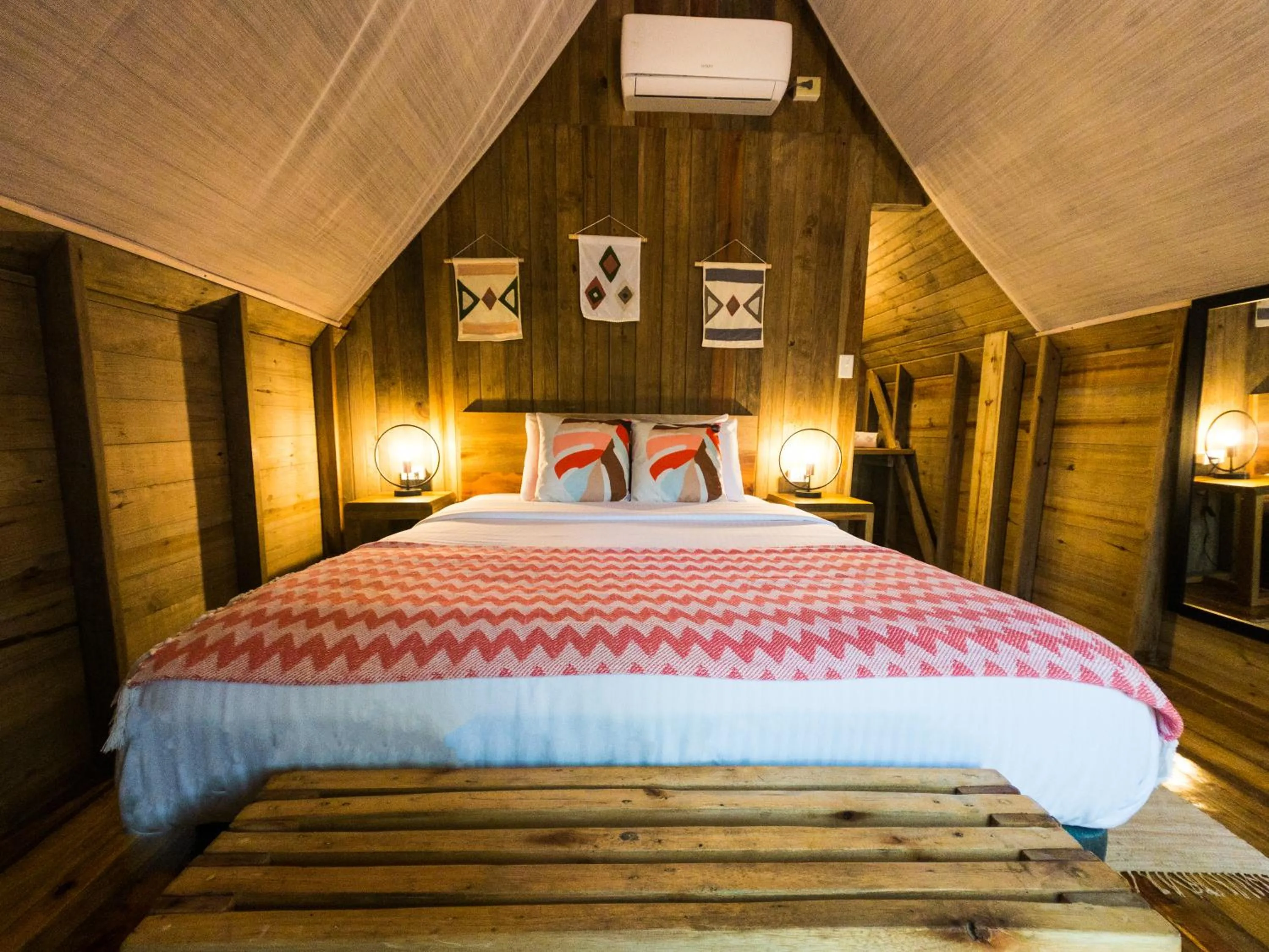 Bedroom in Socialtel Red Frog