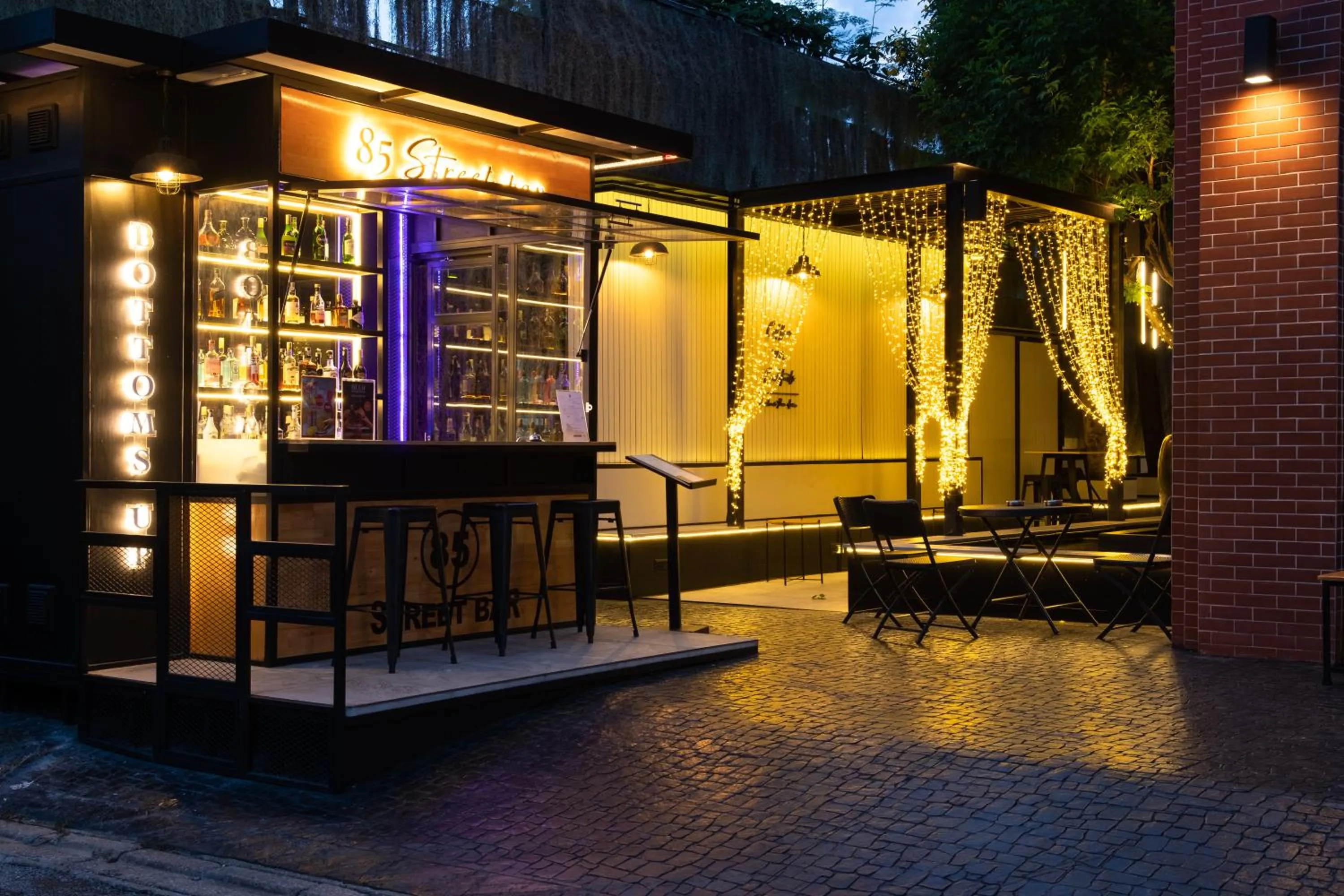 Lounge or bar in De Chai the Deco Chiang Mai - SHA Plus