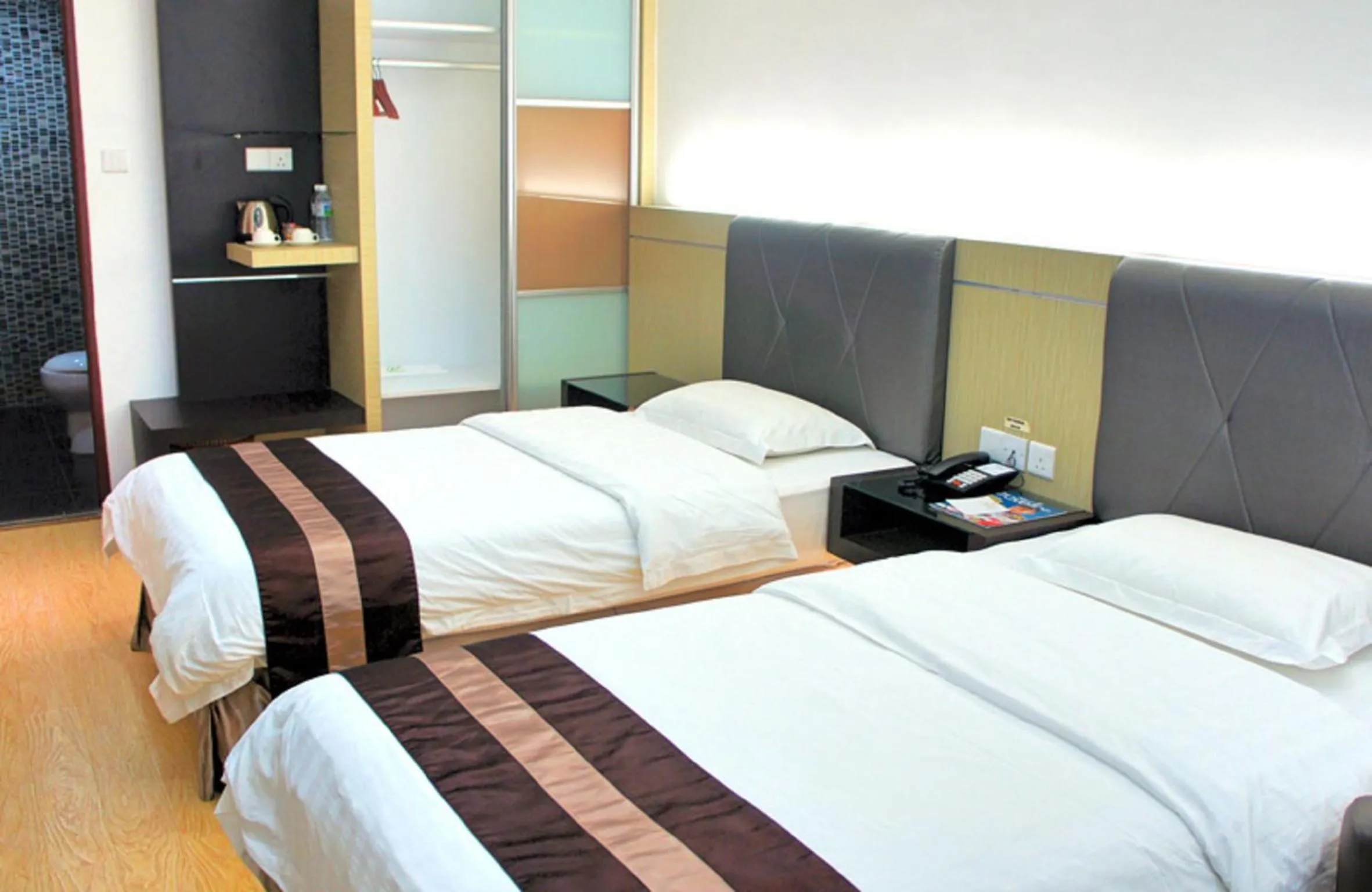 Bedroom, Bed in Kingsley Hotel