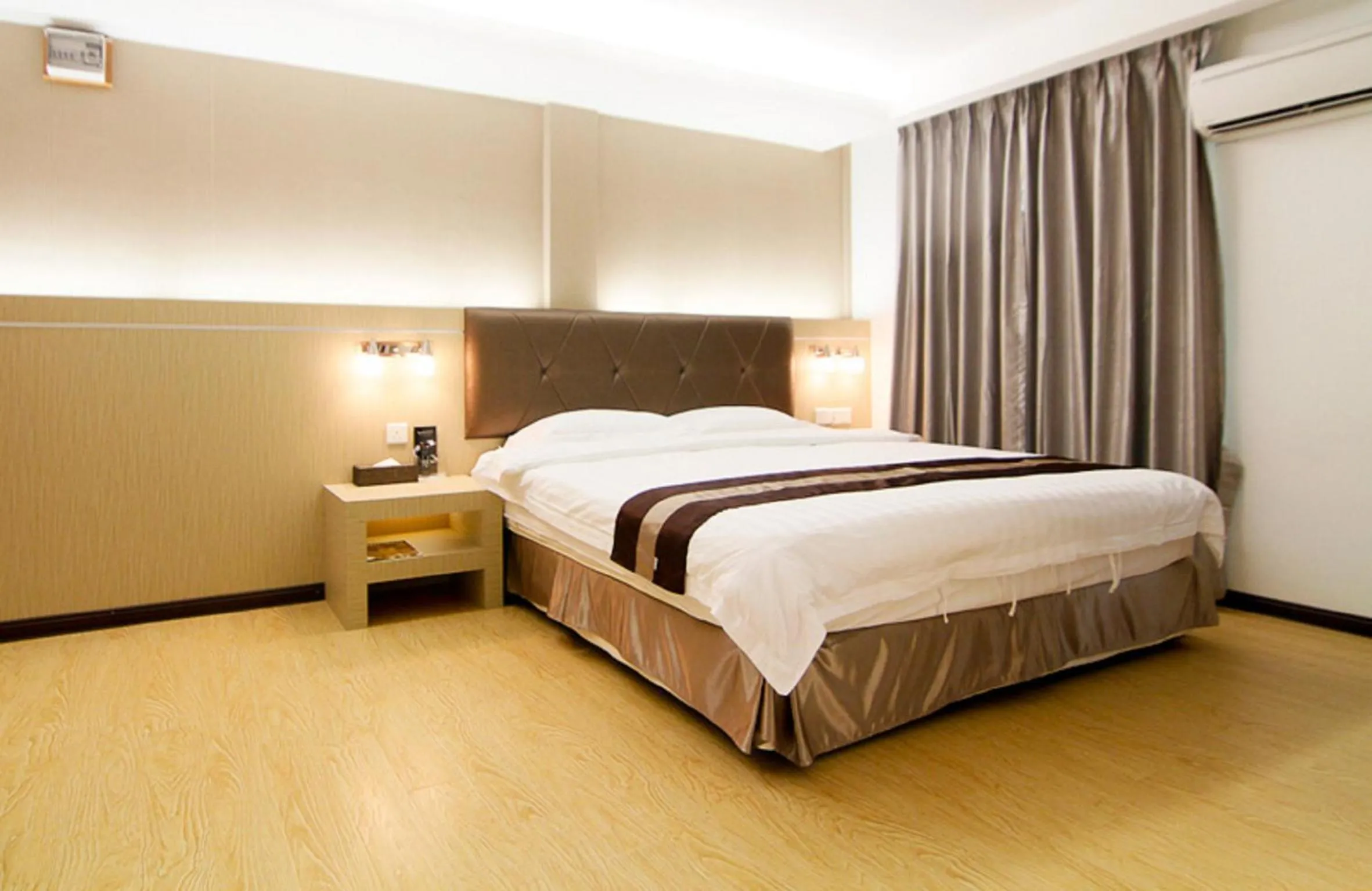 Bedroom, Bed in Kingsley Hotel