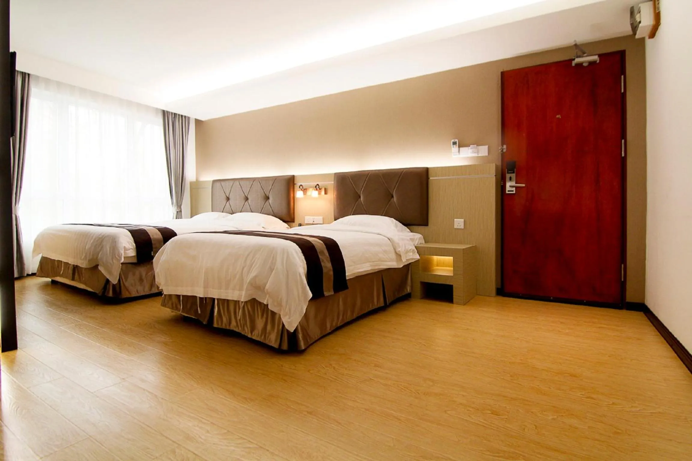 Bedroom, Bed in Kingsley Hotel